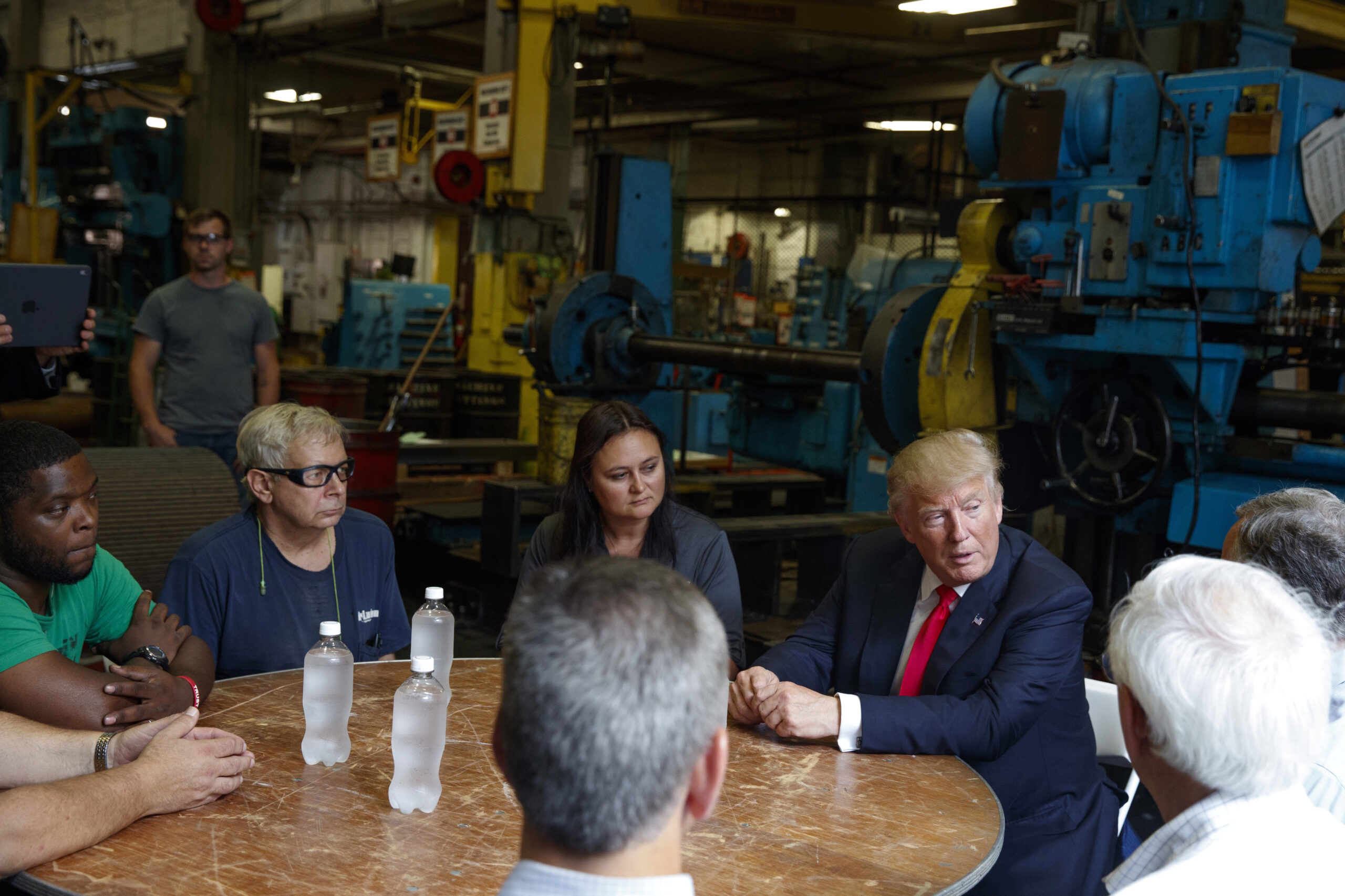Trump earns outsider status, just 2 Hill donations vs. 138 for Clinton