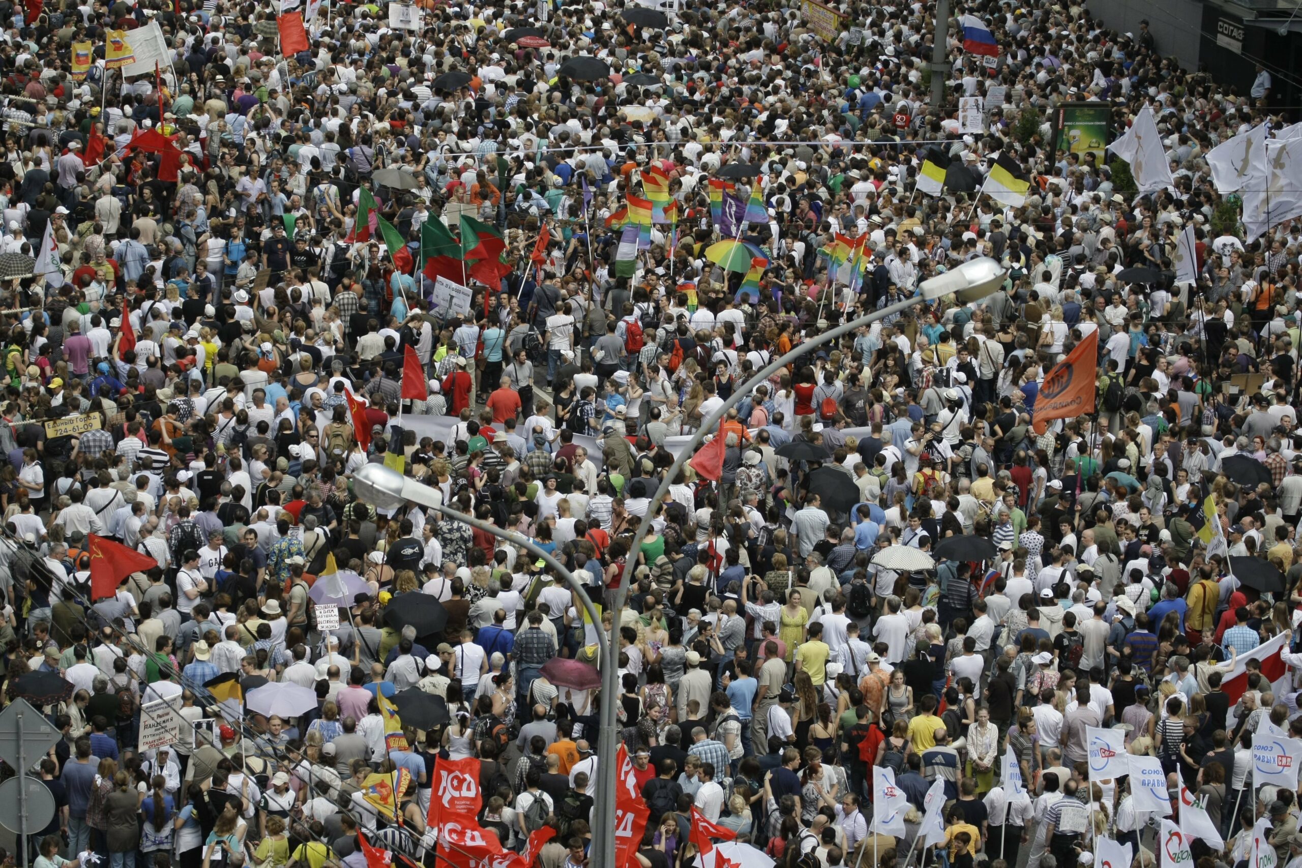 Tens of thousands protest Putin despite crackdown