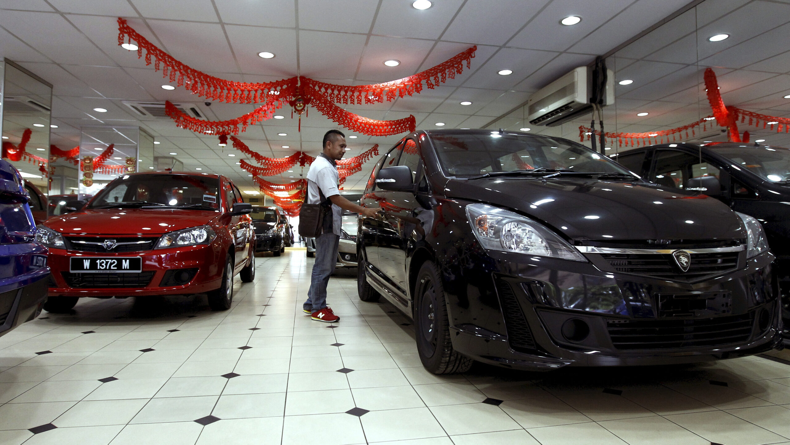 Malaysia eases auto curbs to woo foreign makers