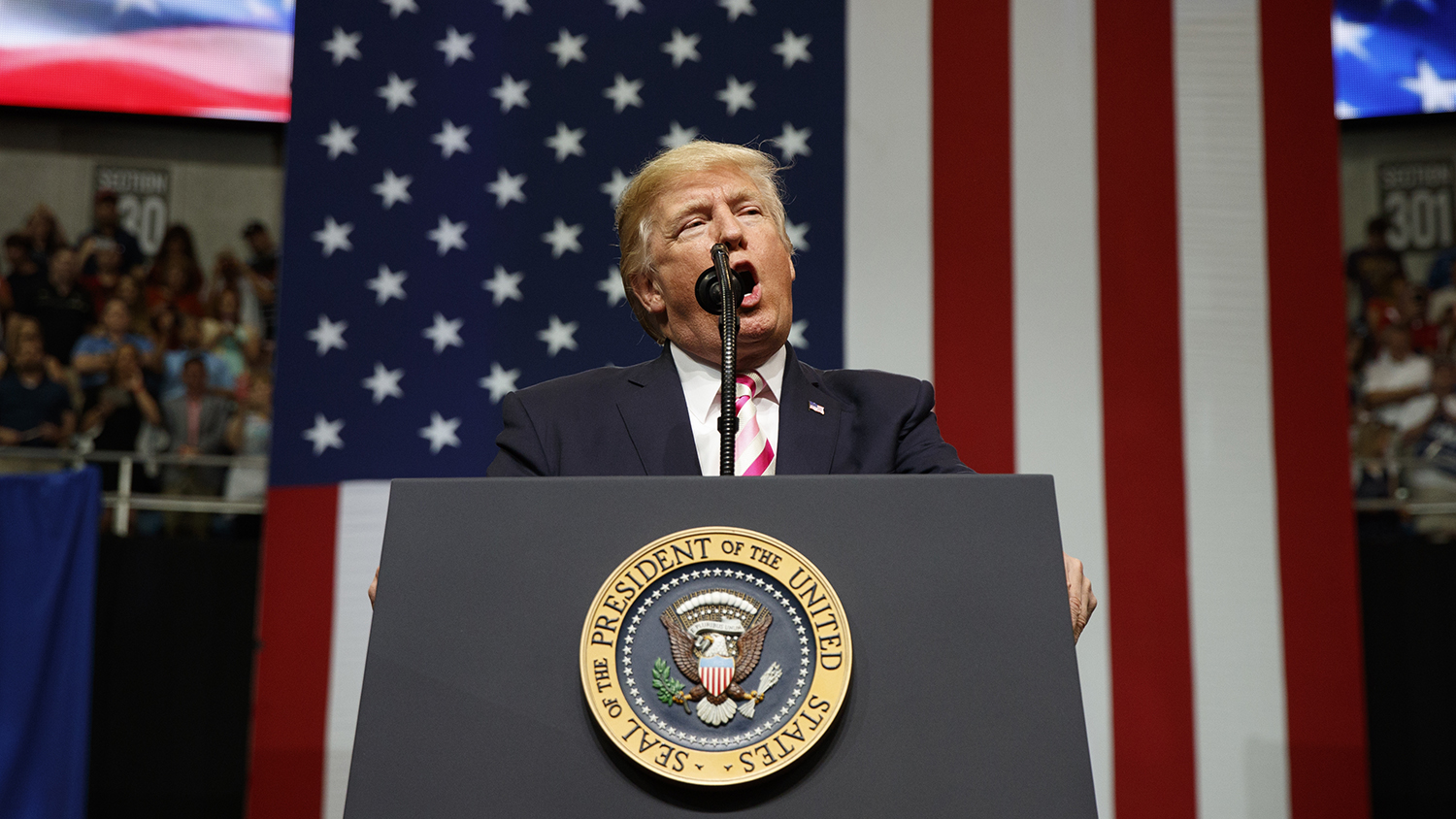 Trump makes immigration top midterm campaign issue, hoping to put Dems on ICE