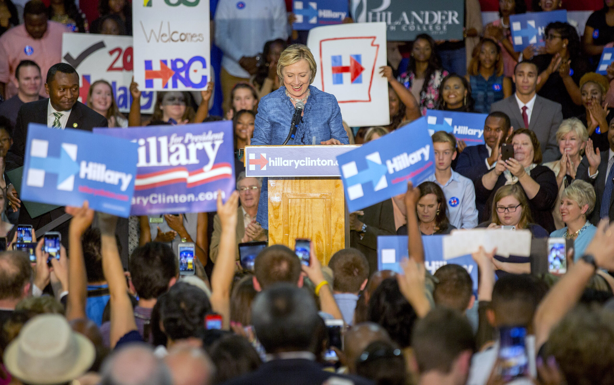 Clinton unveils plan to lower cost of prescription drugs