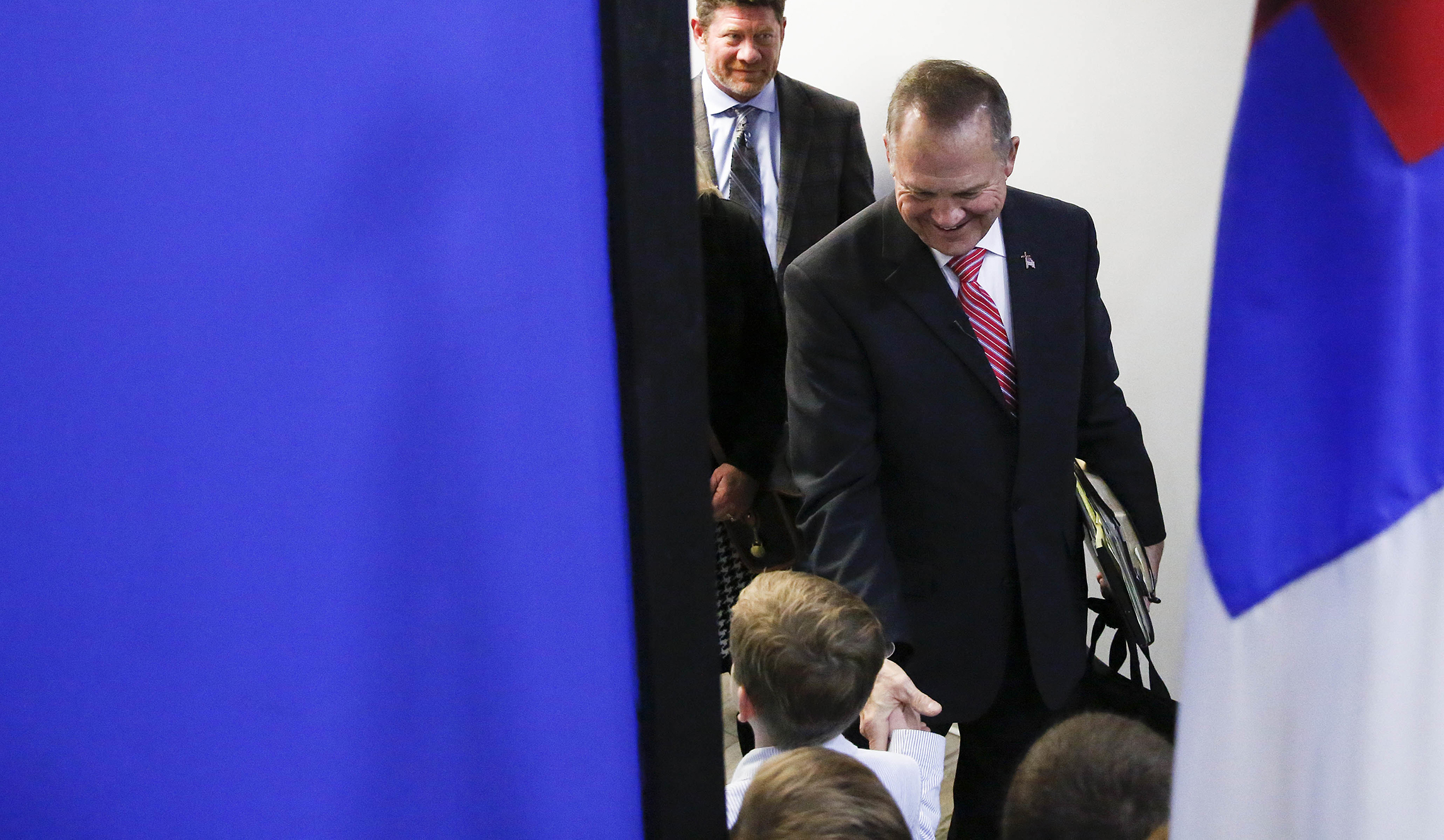 Roy Moore may lose the support of Sean Hannity and Steve Bannon