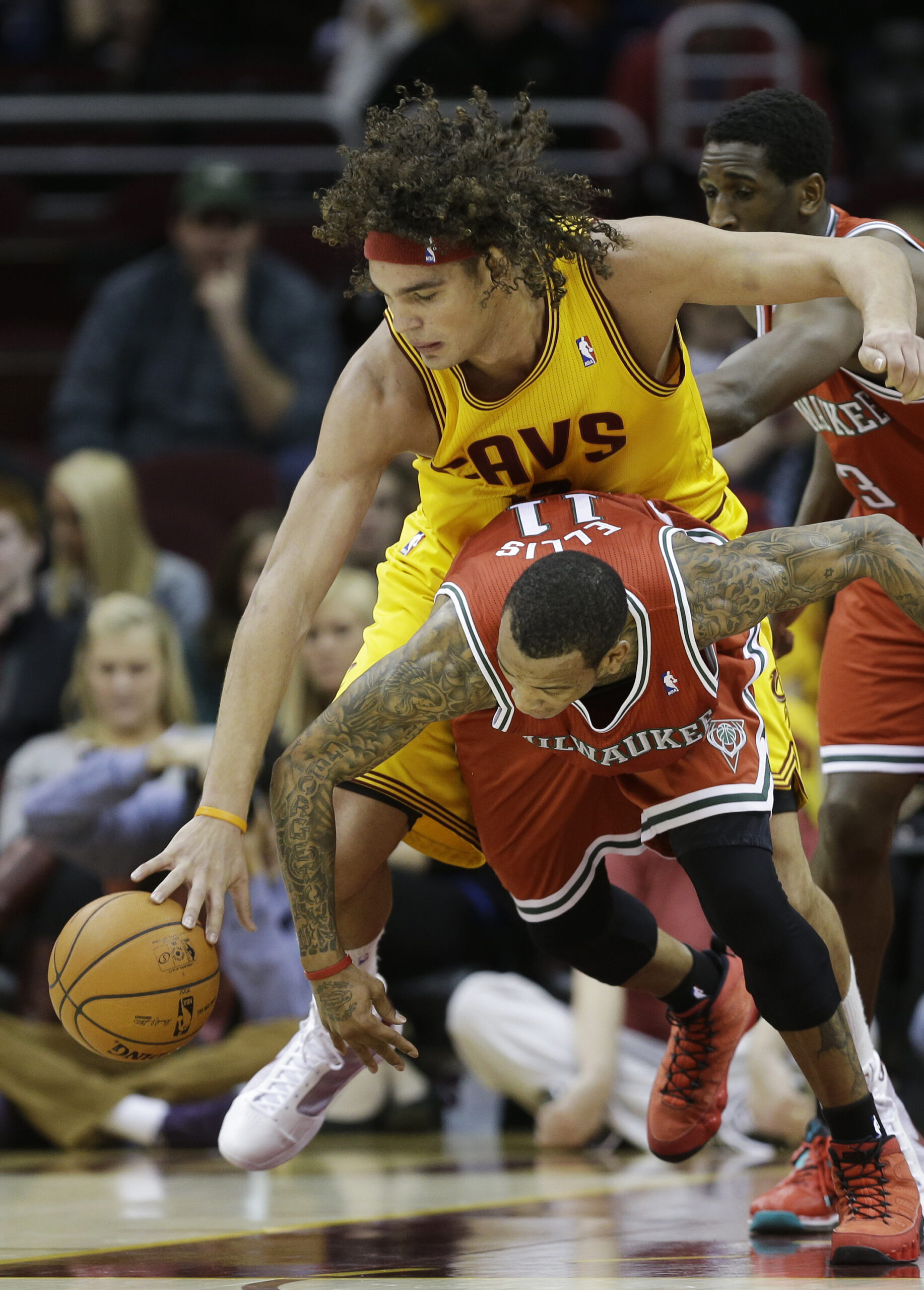 Ellis leads Bucks past Cavaliers 90-86