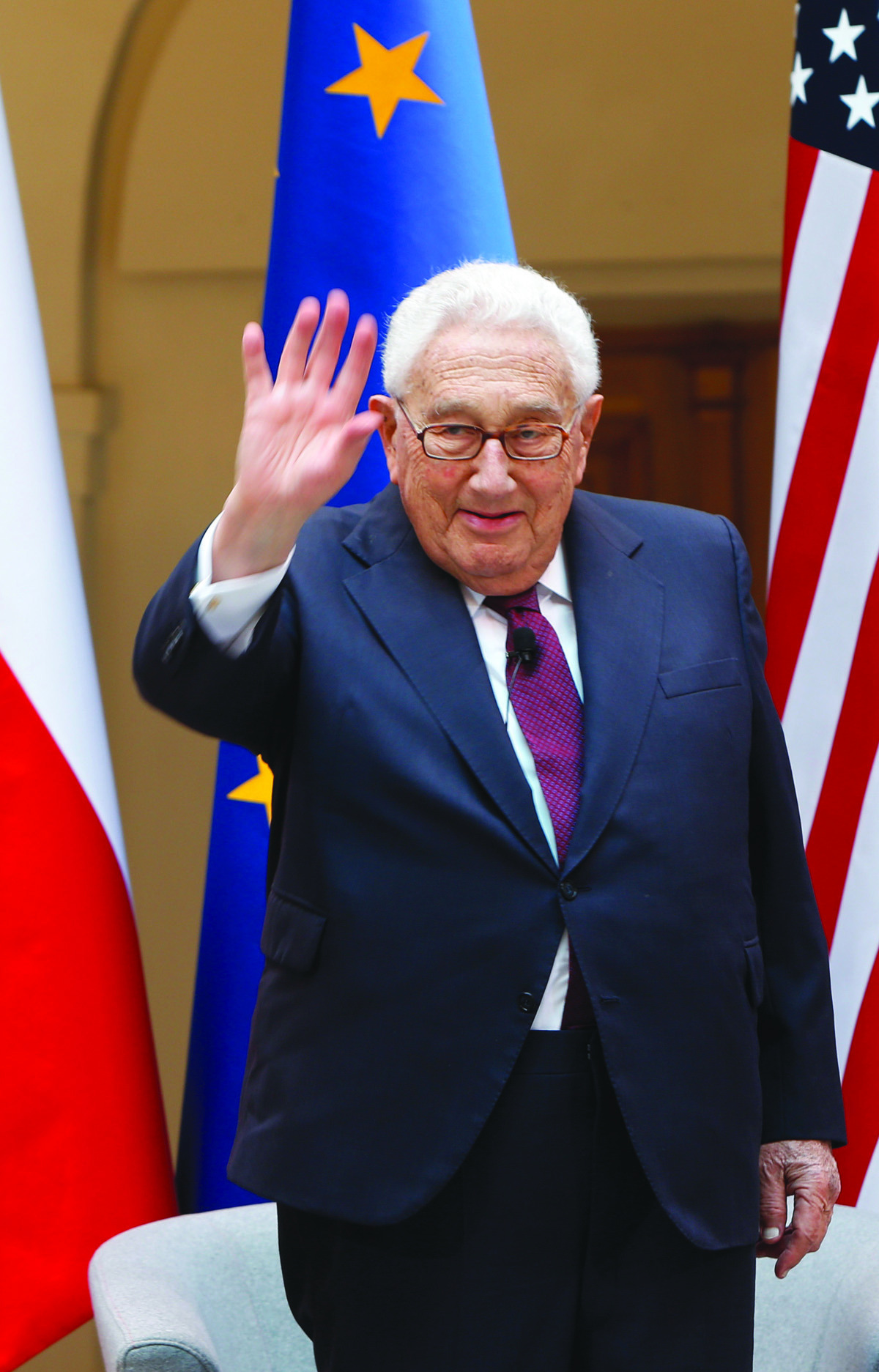 One secretary to another: Kissinger has advice, award for Clinton