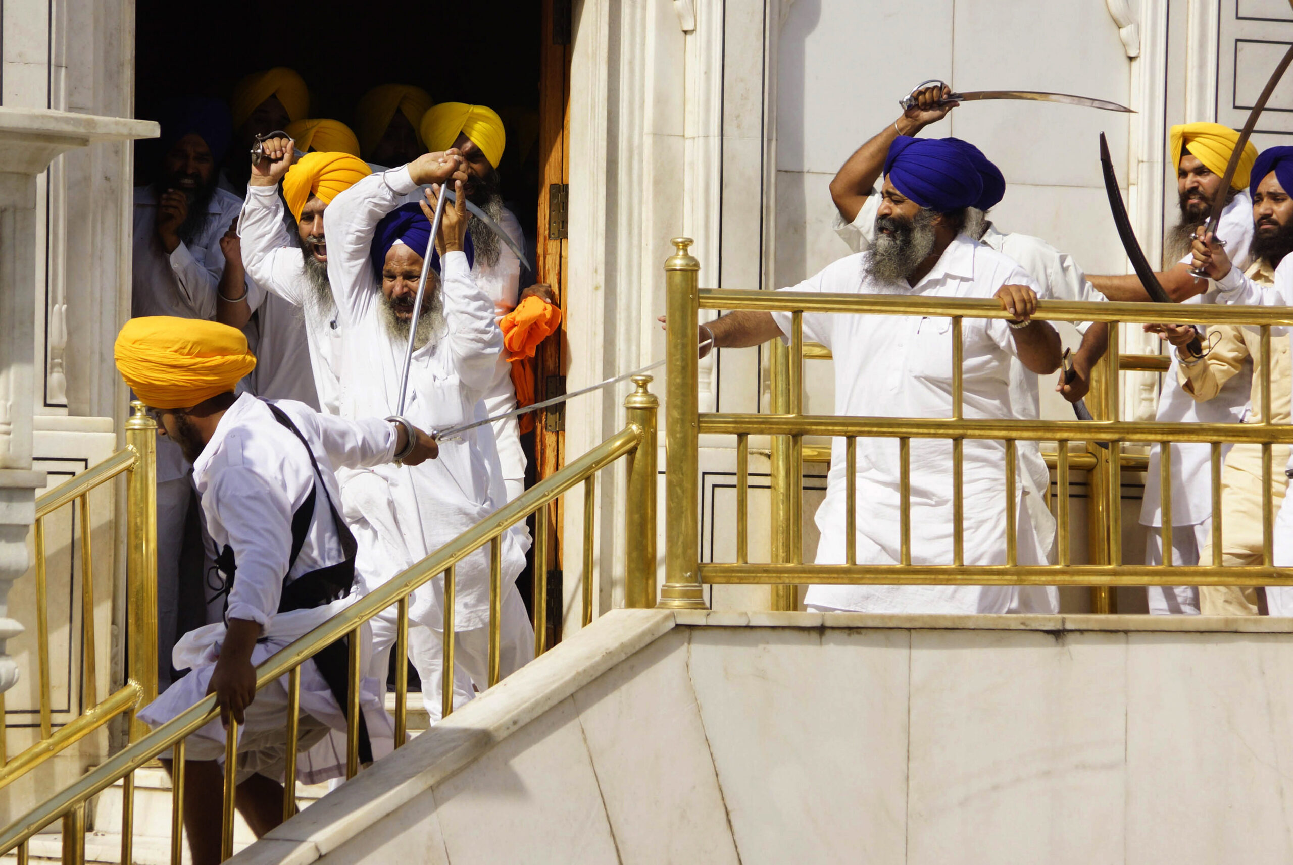 Sikhs, guards clash with swords at India shrine