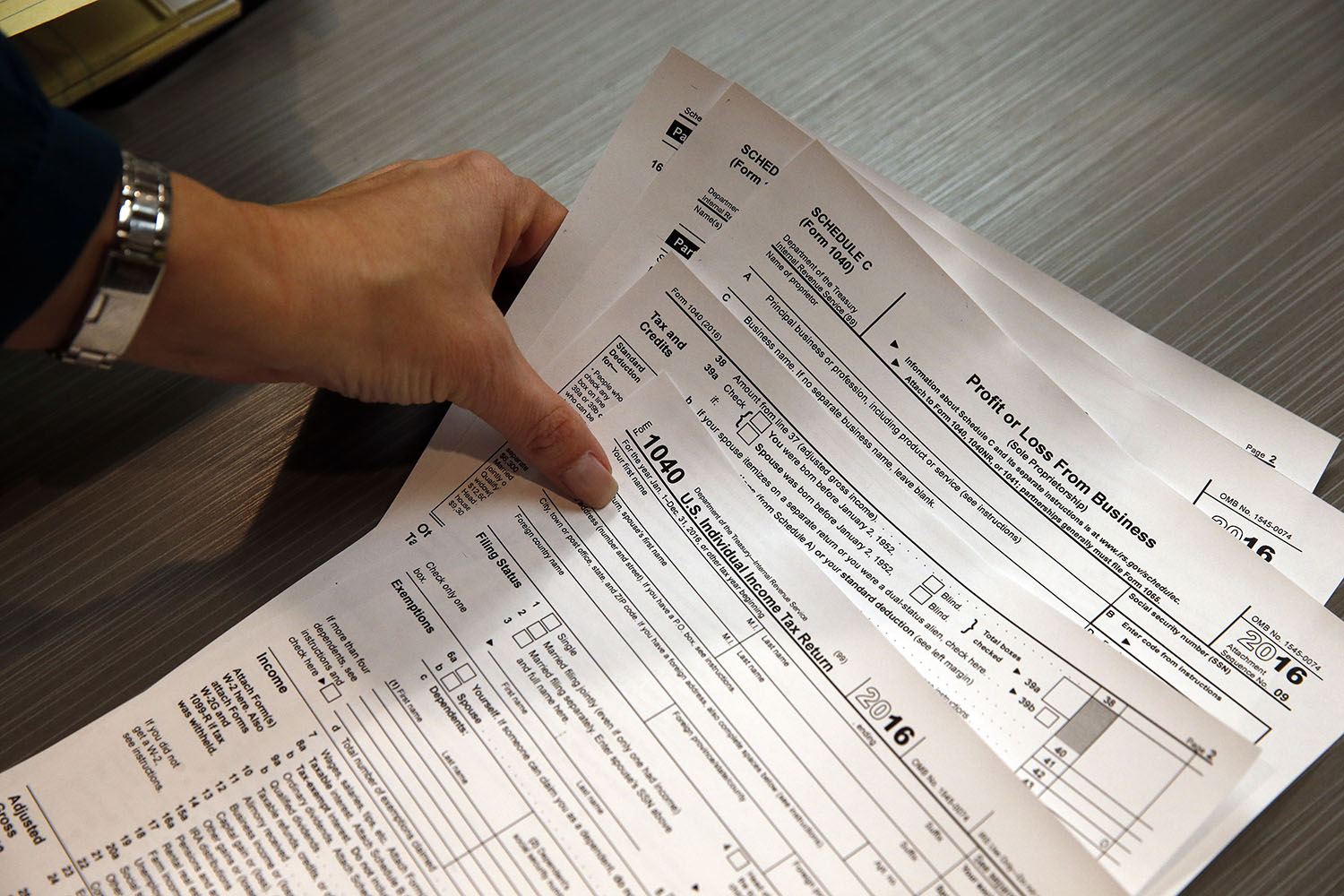IRS rolls back tighter enforcement of Obamacare mandate