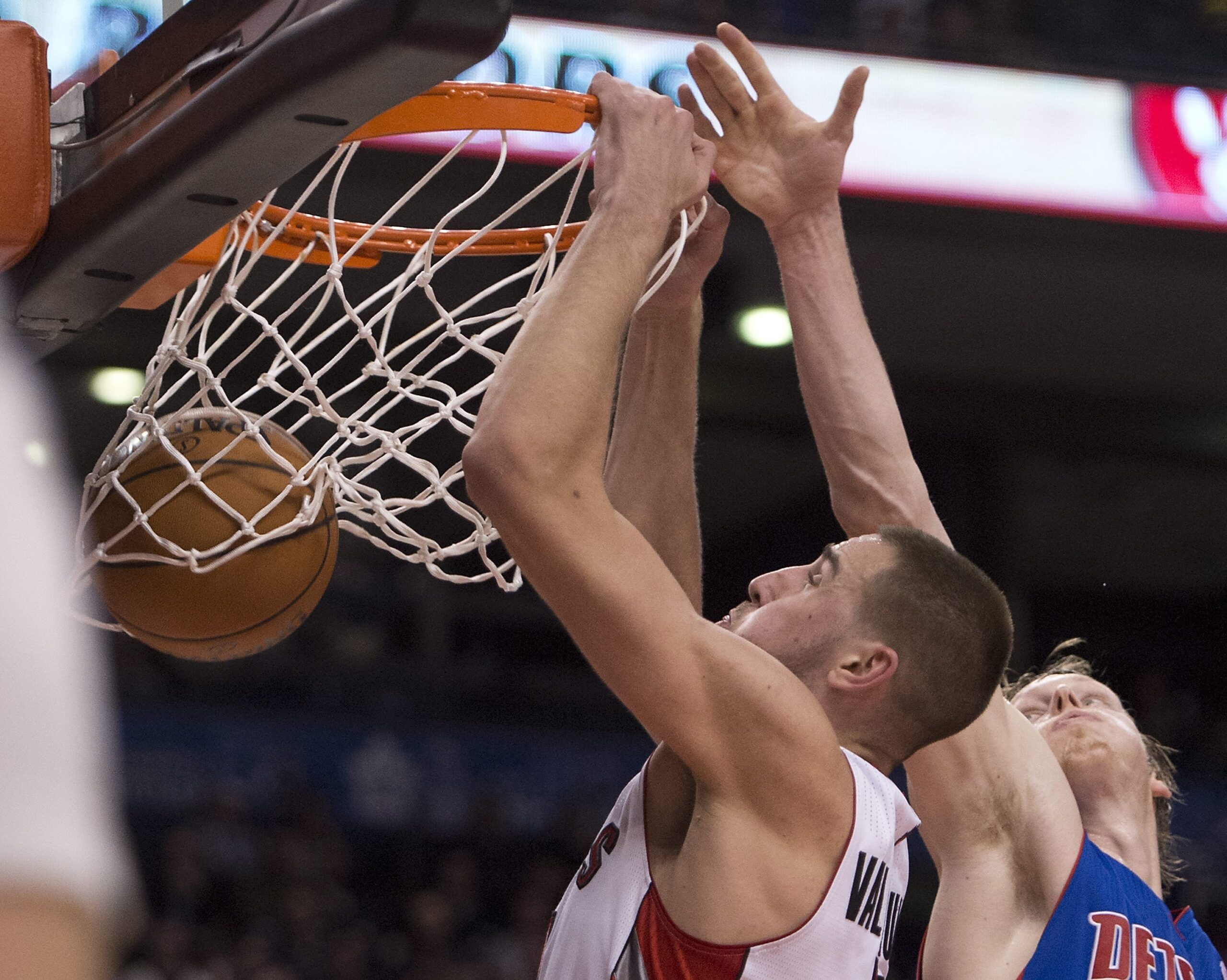 DeRozan scores 23 as Raptors beat Pistons 97-91