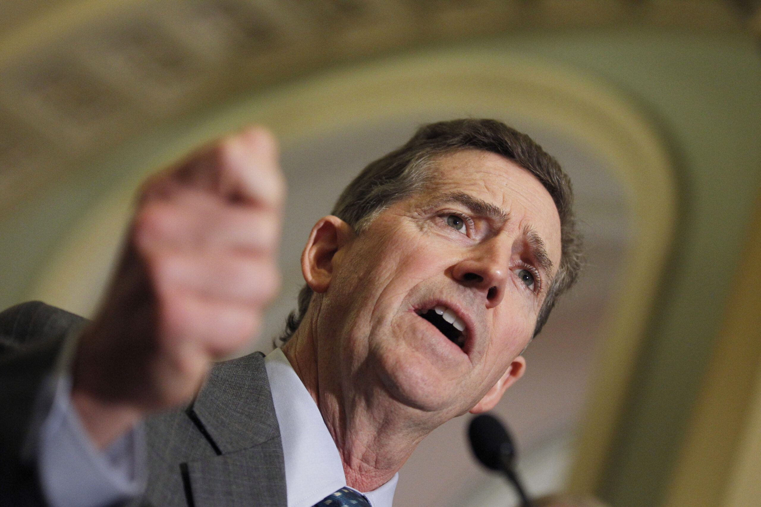 Leading conservative DeMint resigning Senate seat
