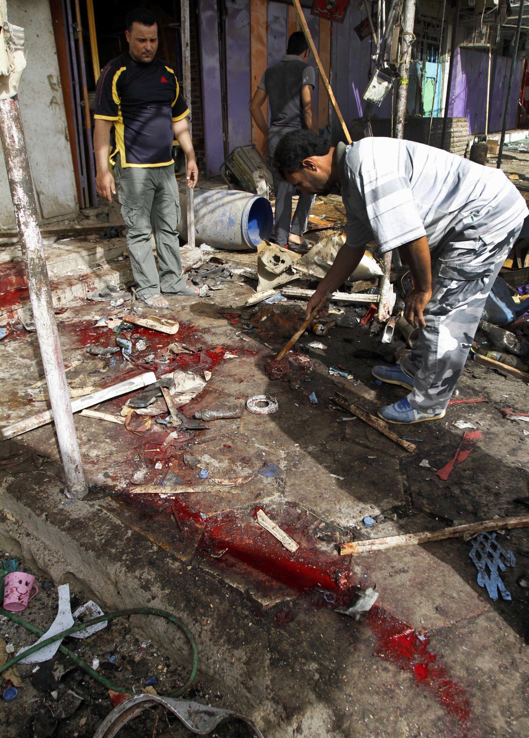 Attacks kill 95 in Iraq, hint of Syrian spillover