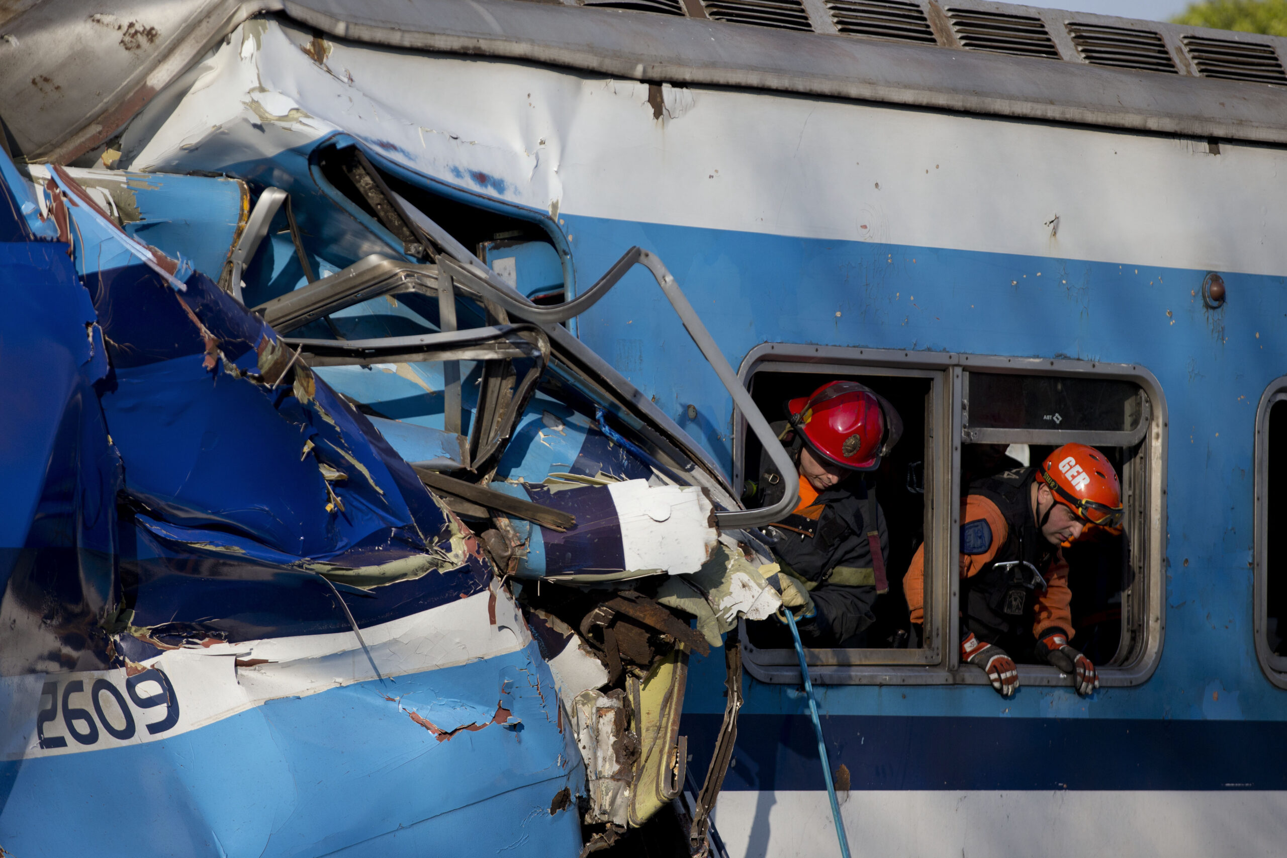 Argentine train wreck kills 3, injures hundreds