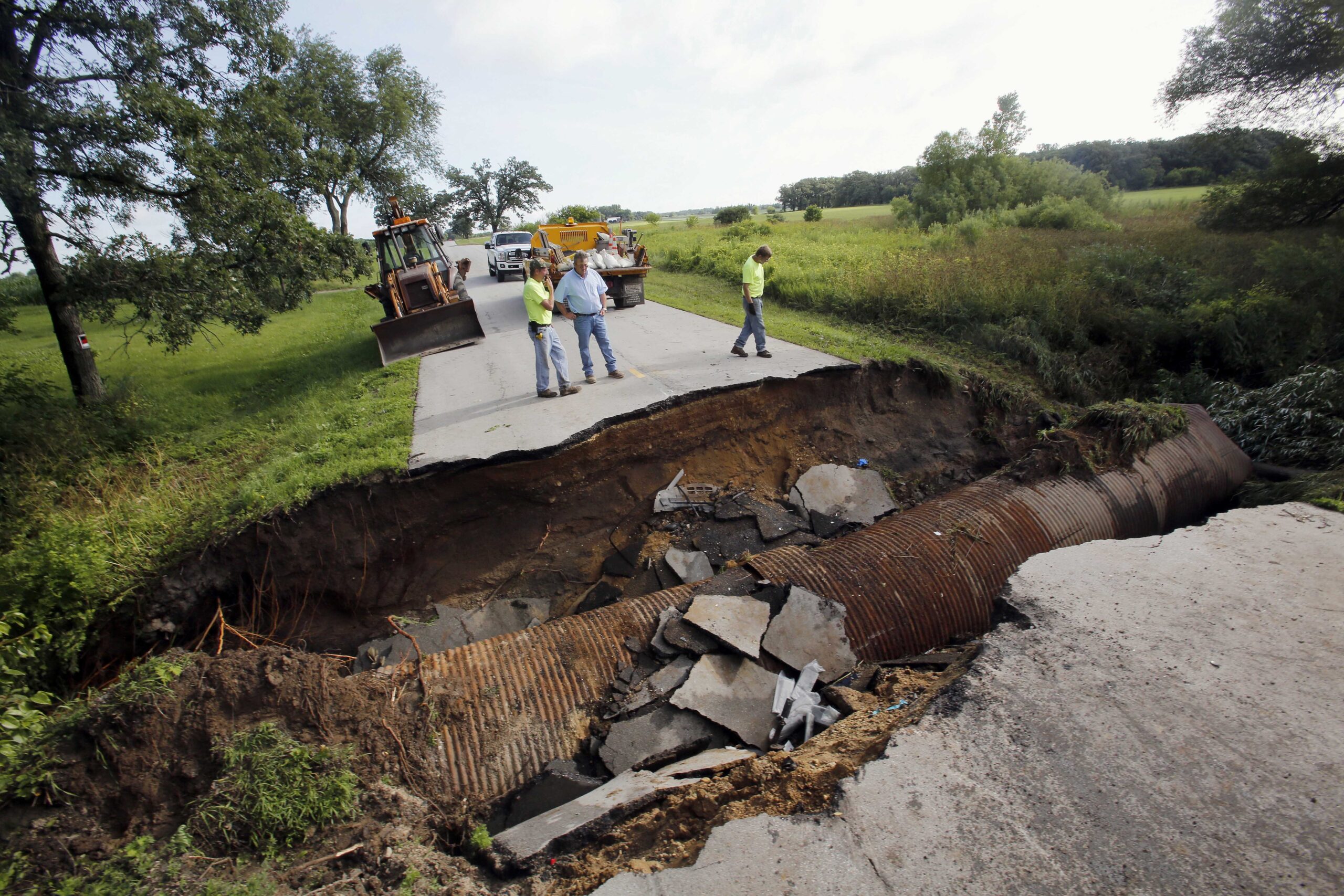 3 escape serious injury after cars enter sinkhole