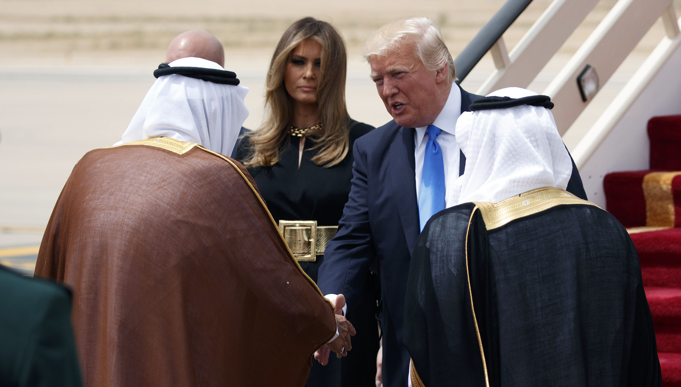 Melania Trump forgoes headscarf upon landing in Saudi Arabia