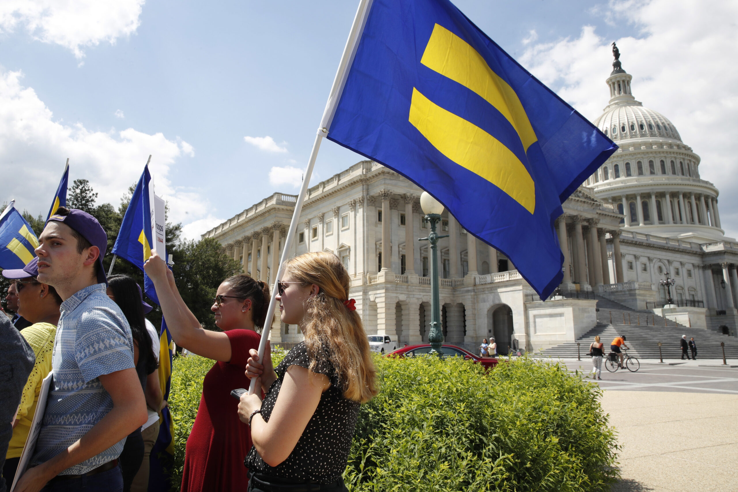 Poll: Americans back transgender military service