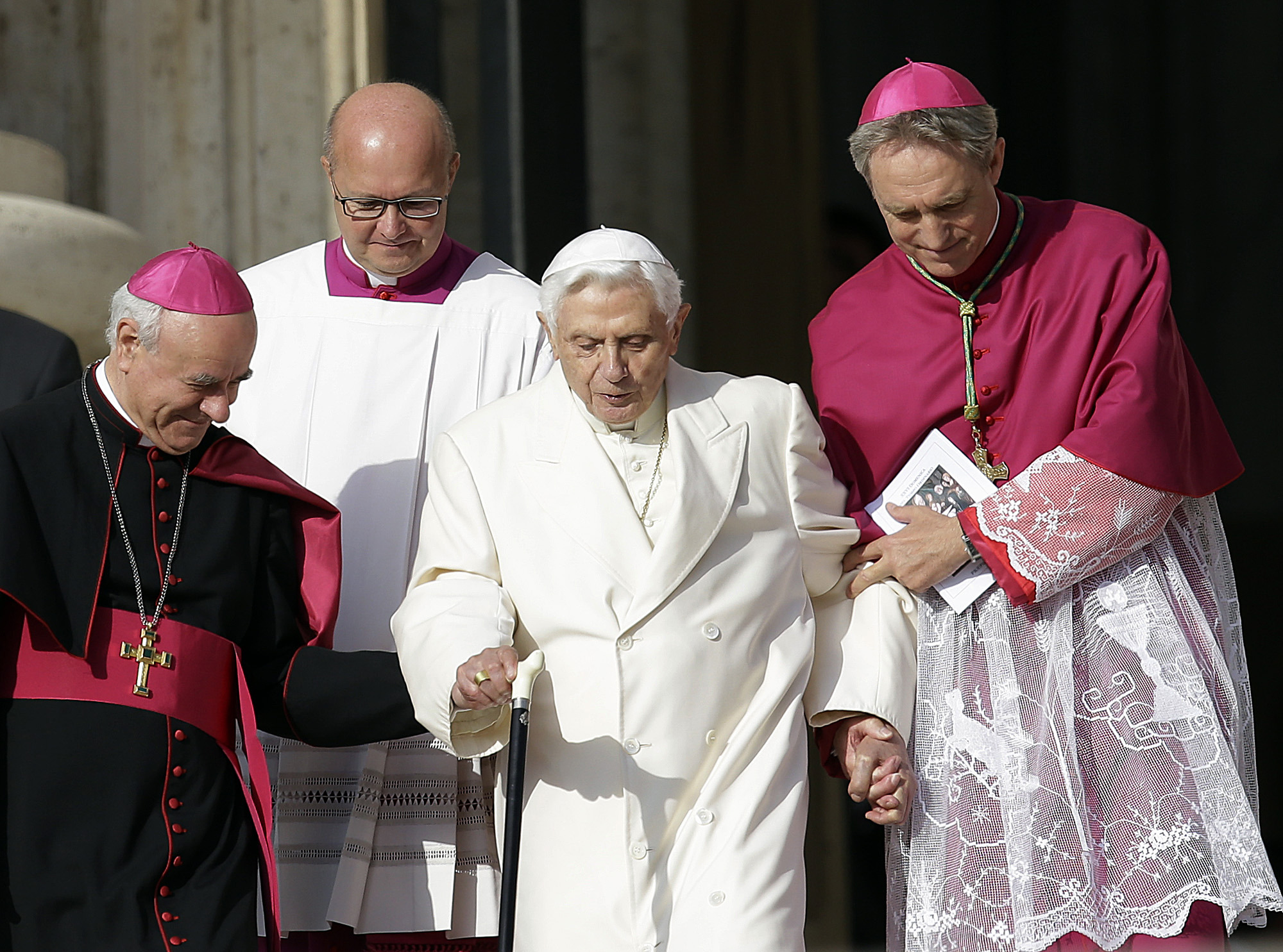 Pope hails Benedict, other elderly at Vatican fest