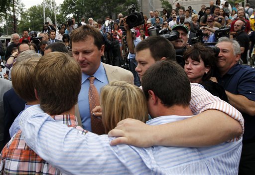 Former Major League Baseball pitcher Roger Clemens, left center, is surrounded by his family members outside federal court, Monday, June 18, 2012 in Washington after his acquittal on charges of lying to Congress in 2008 when he denied ever using performance-enhancing drugs. (AP Photo/Alex Brandon)