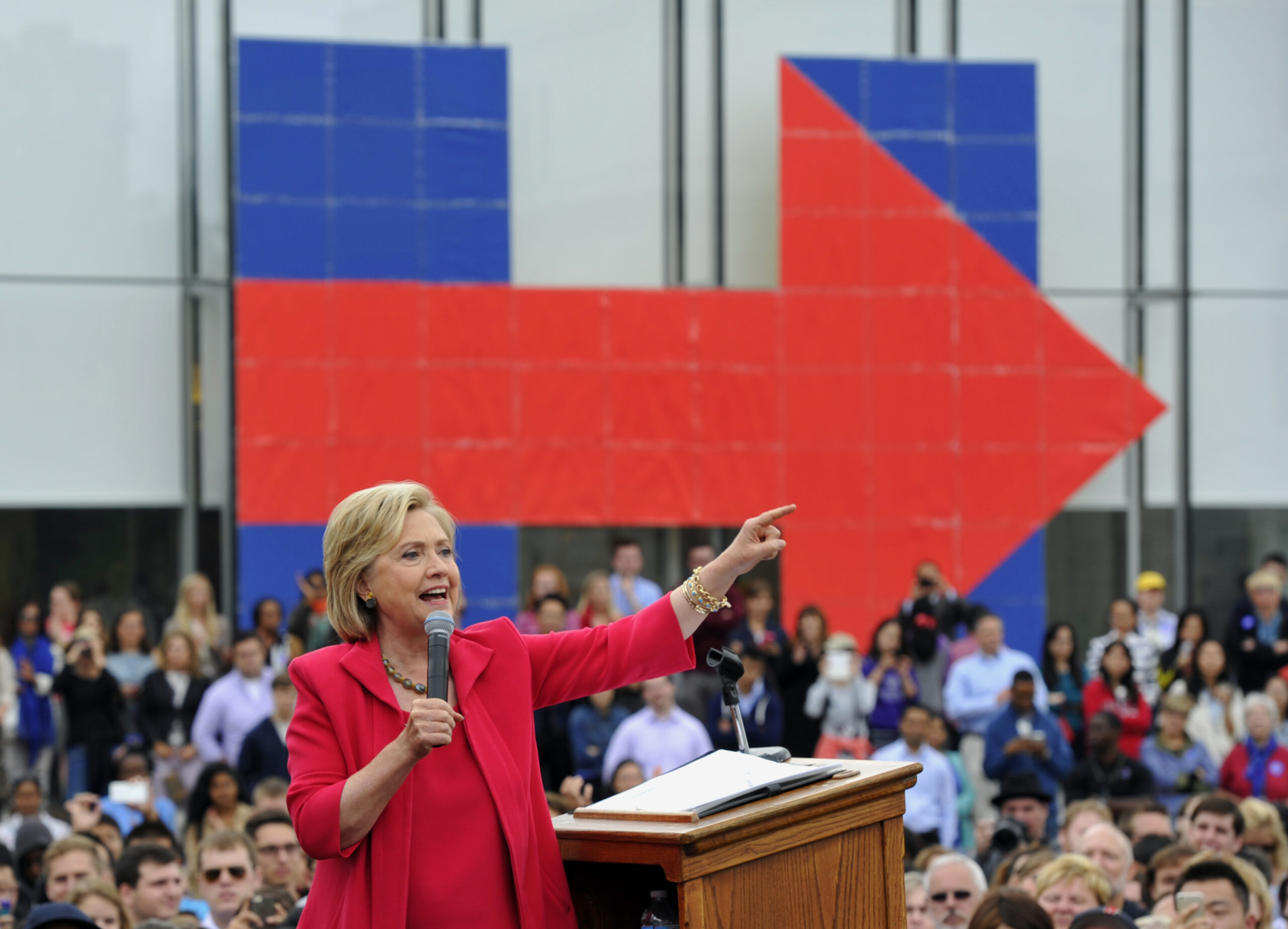 Clinton to court voters in Puerto Rico