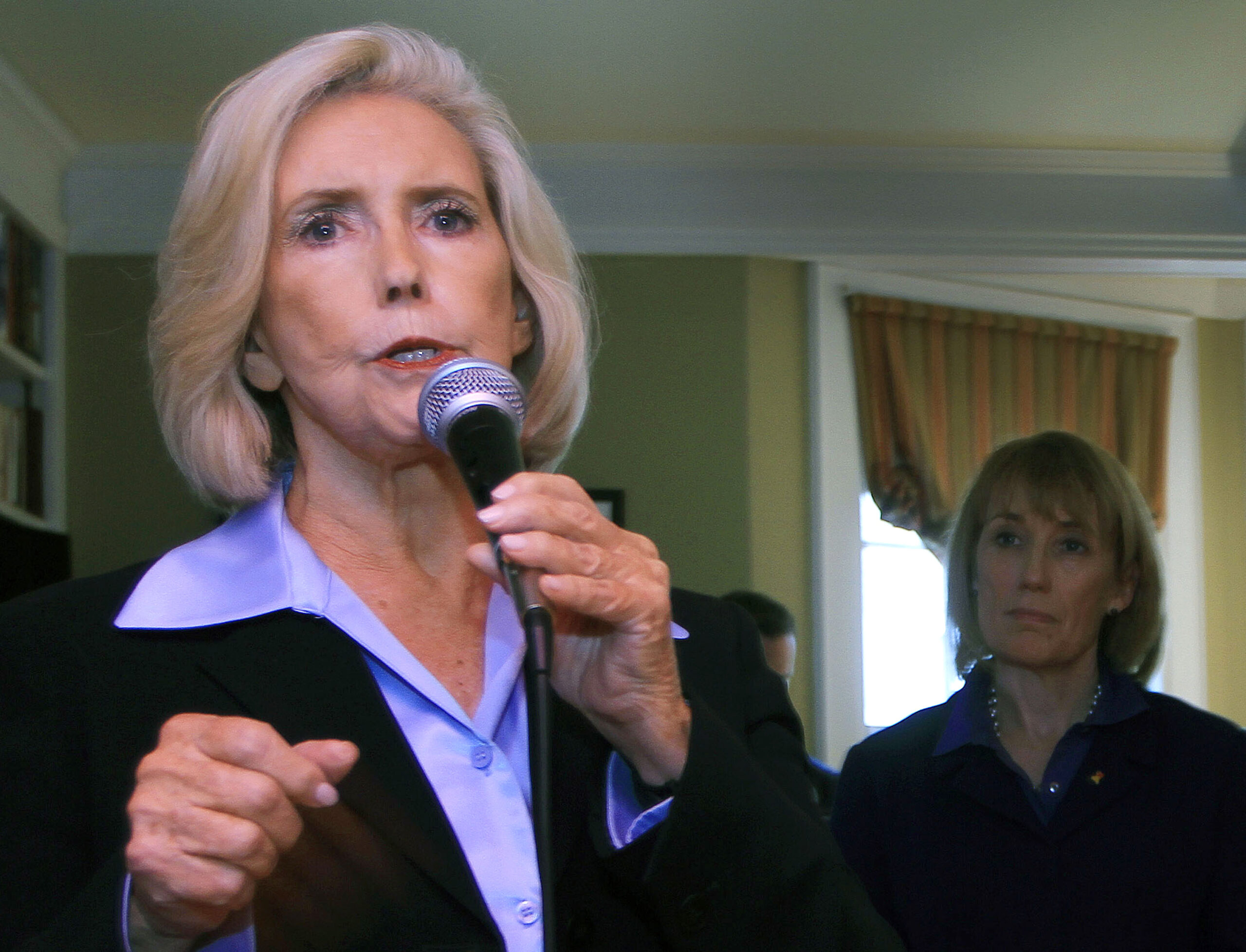 Obama, Senate Dems court women with fair pay bill