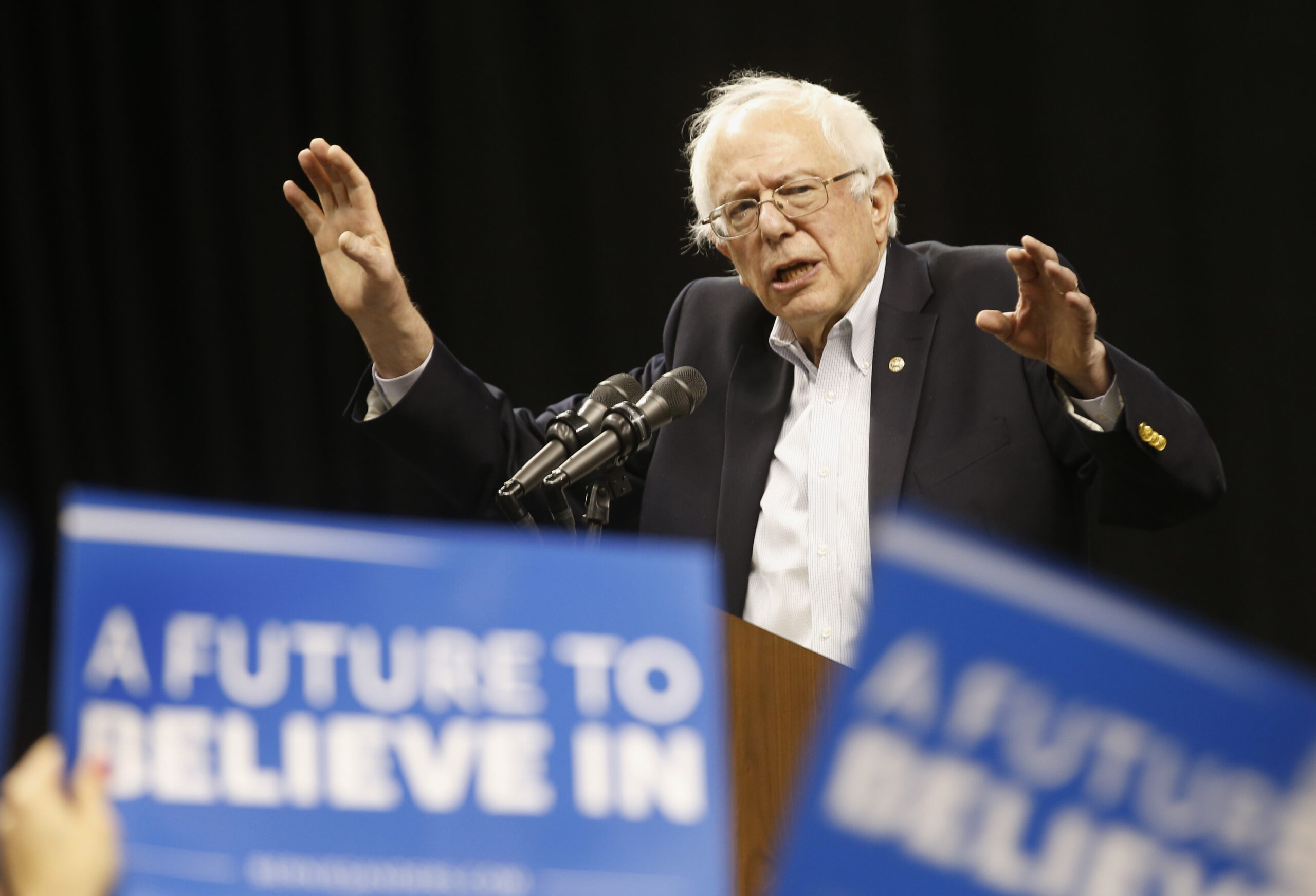 Sanders challenges Clinton on Gitmo closing