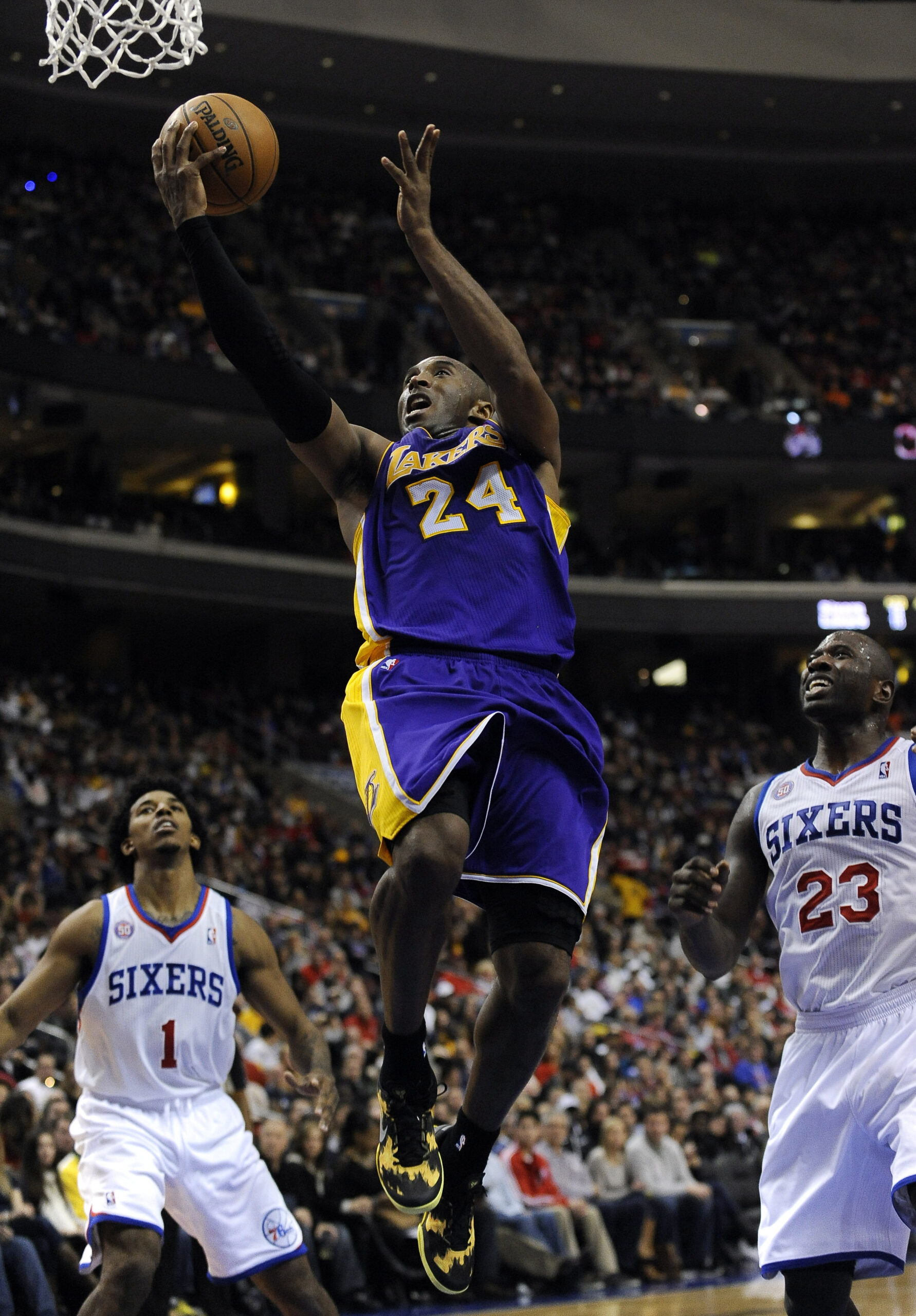 Bryant helps Lakers top 76ers 111-98