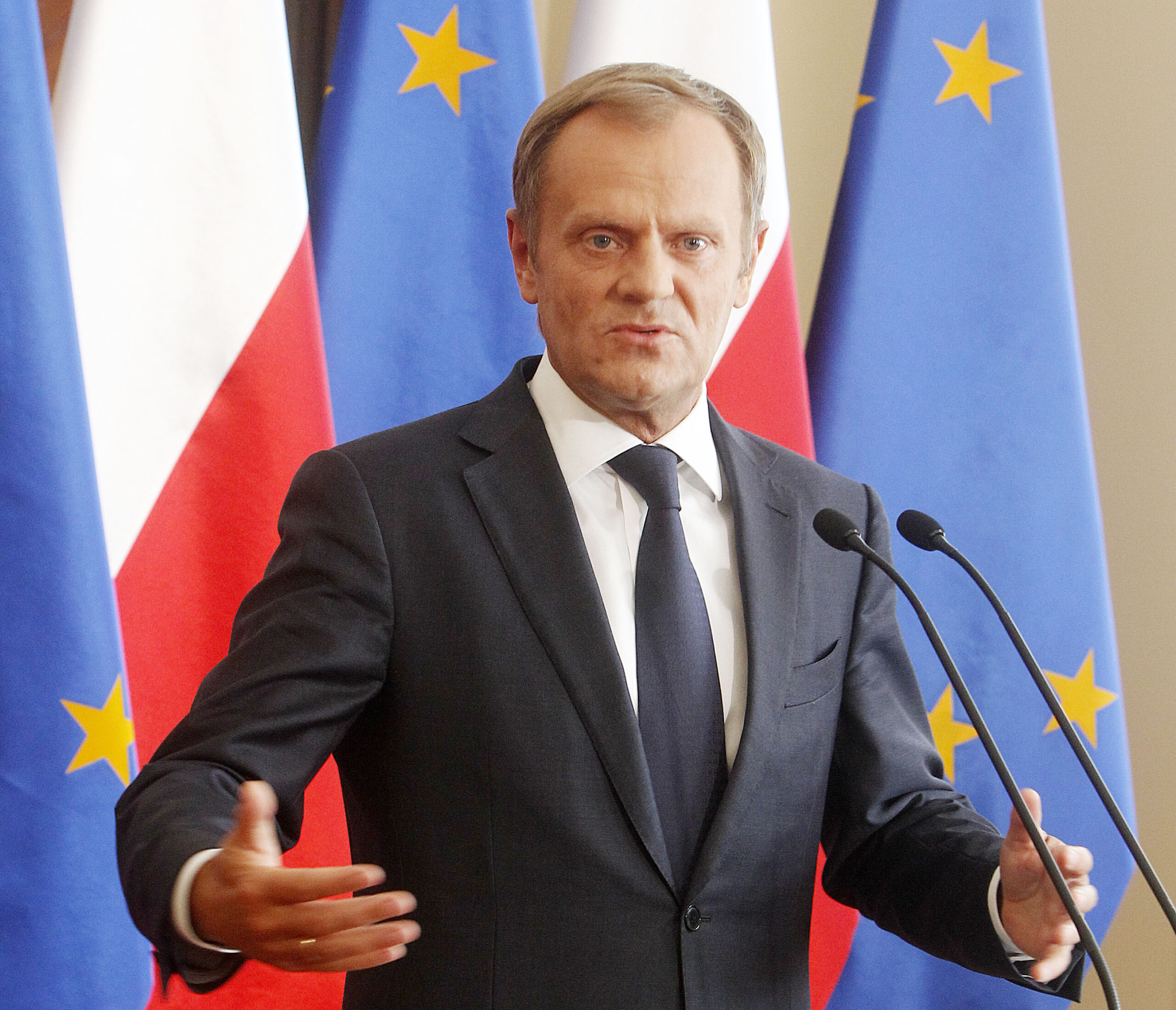 Prosecutors probe bugging of Polish top officials