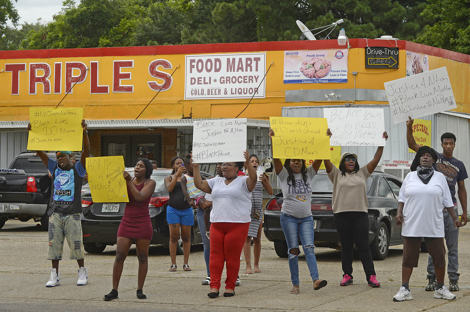 Protests erupt in Baton Rouge after black man killed by police