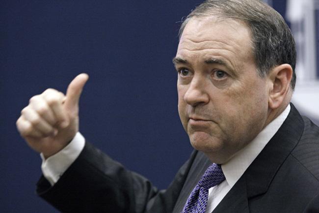 Huckabee dismisses a draft but remains big in Iowa