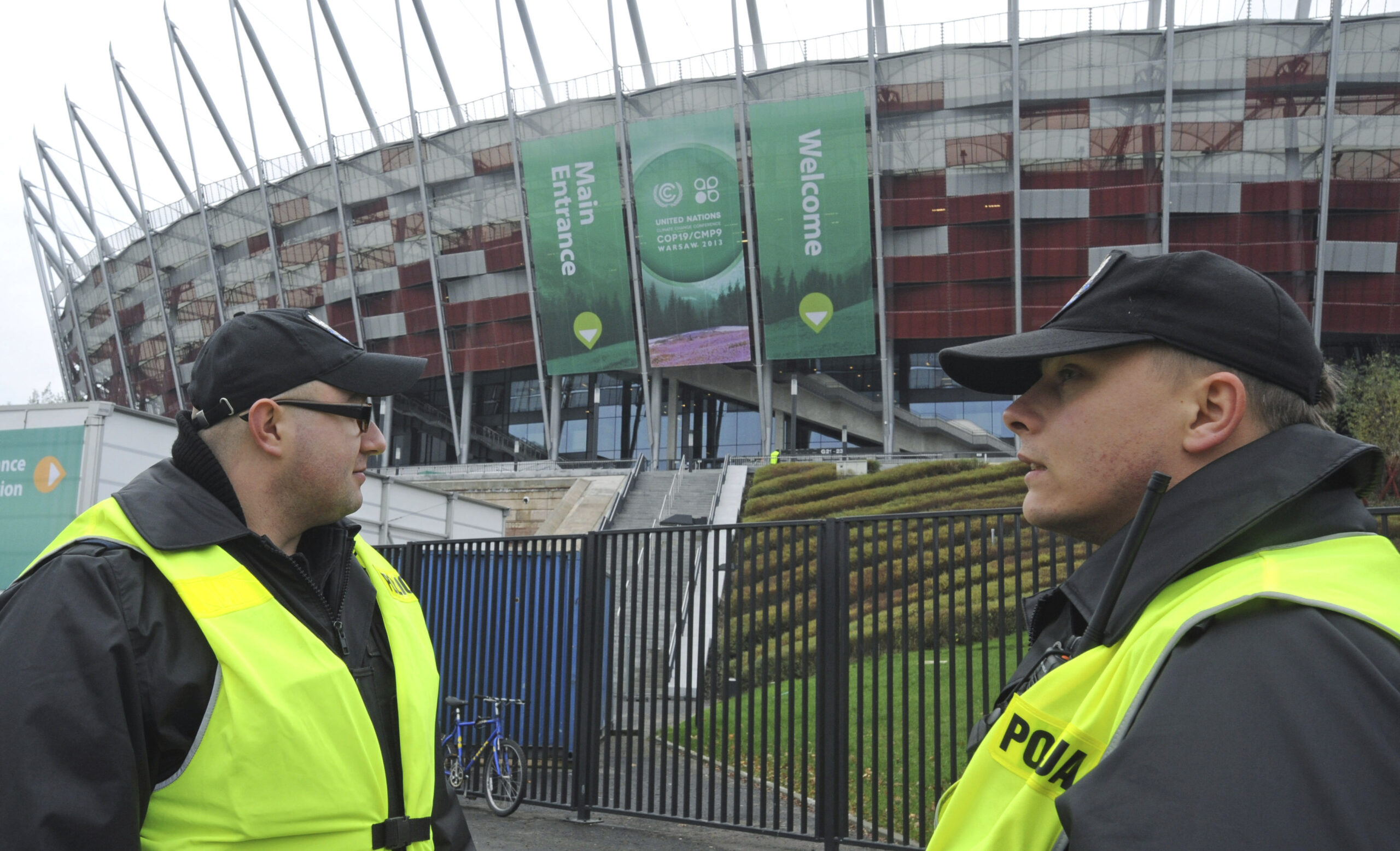 Typhoon Haiyan overshadows UN climate talks
