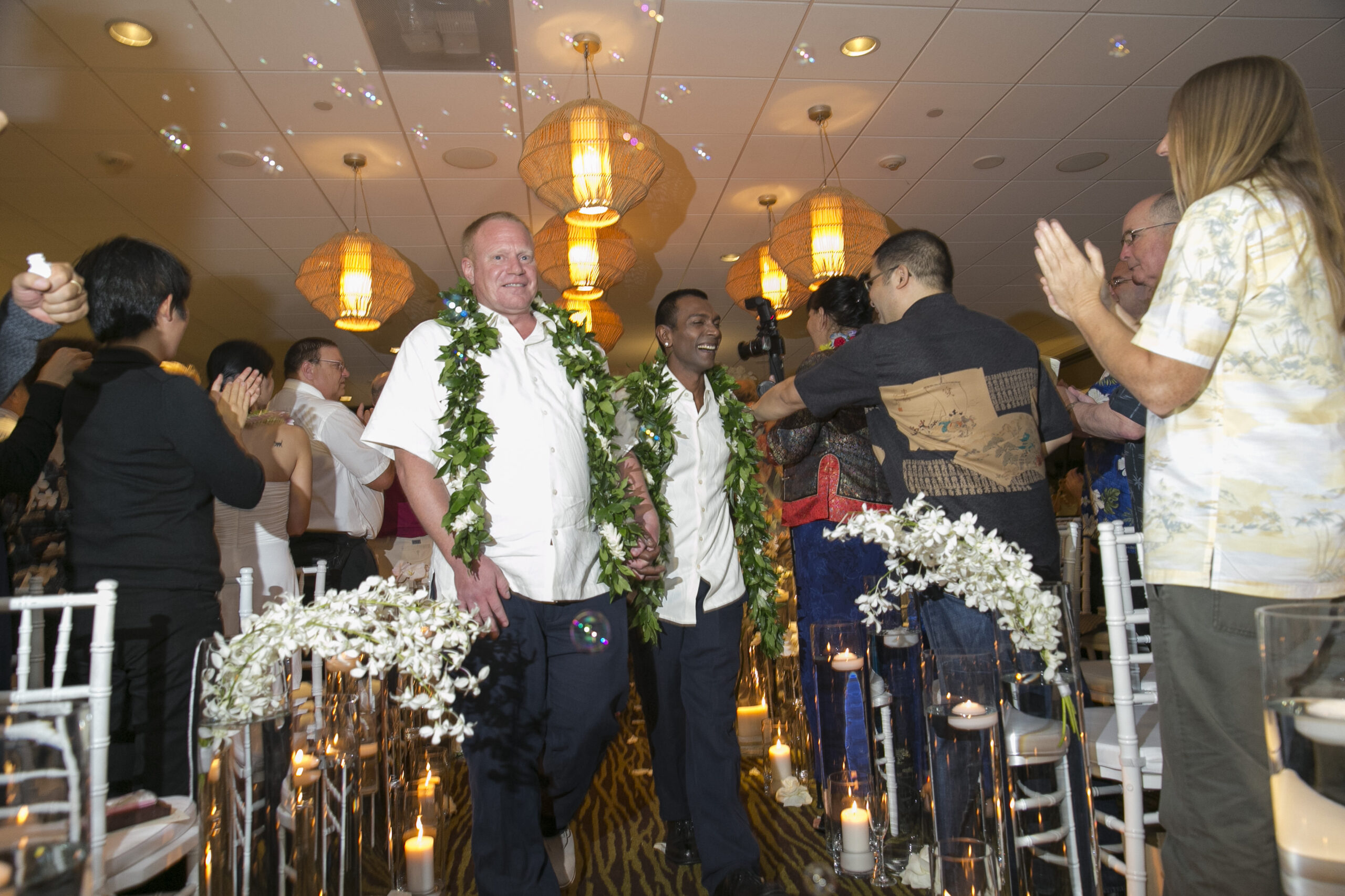 Gay weddings become reality in Hawaii with new law