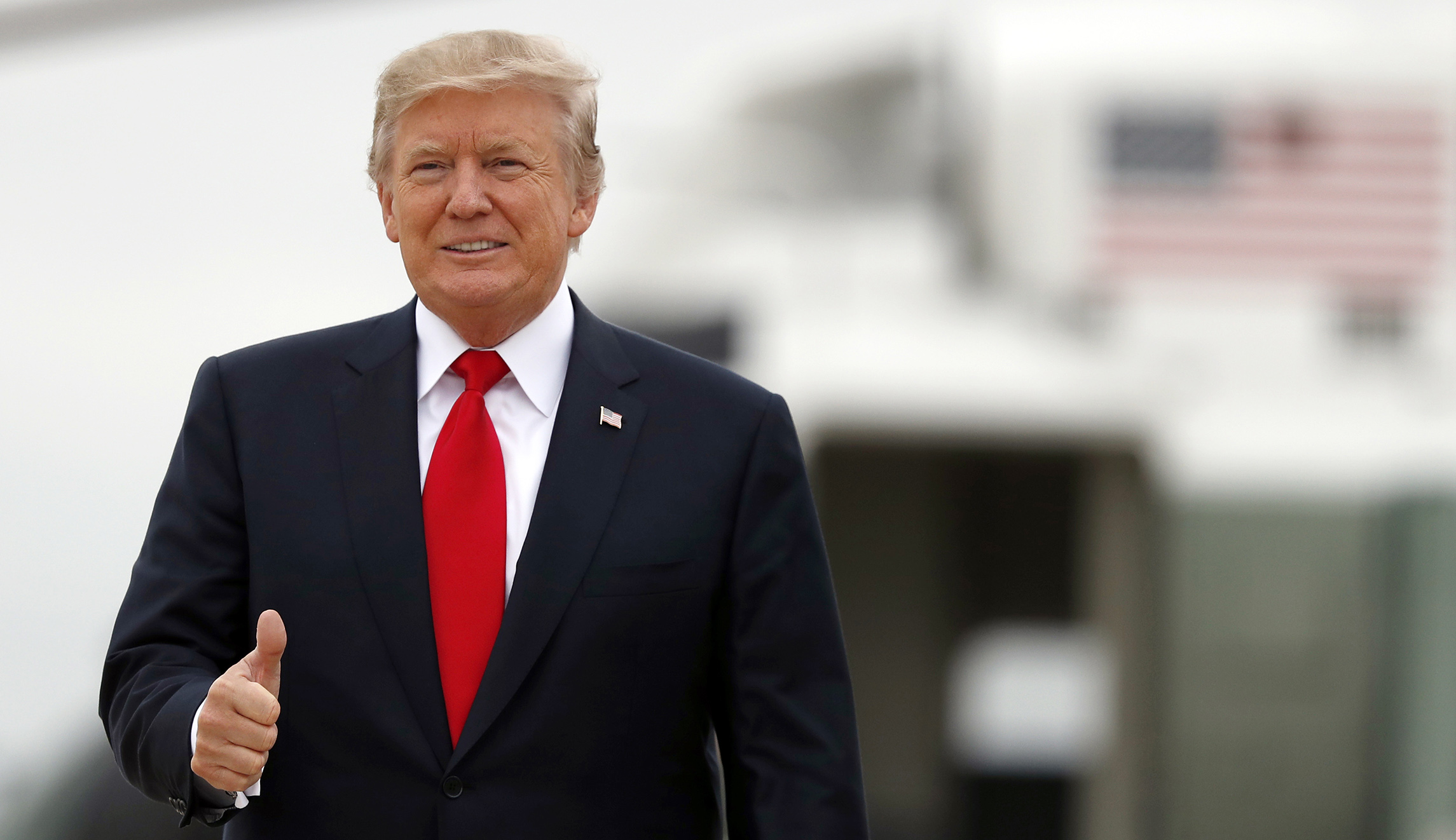 Trump offers to cover legal fees for staff questioned in Russia probe