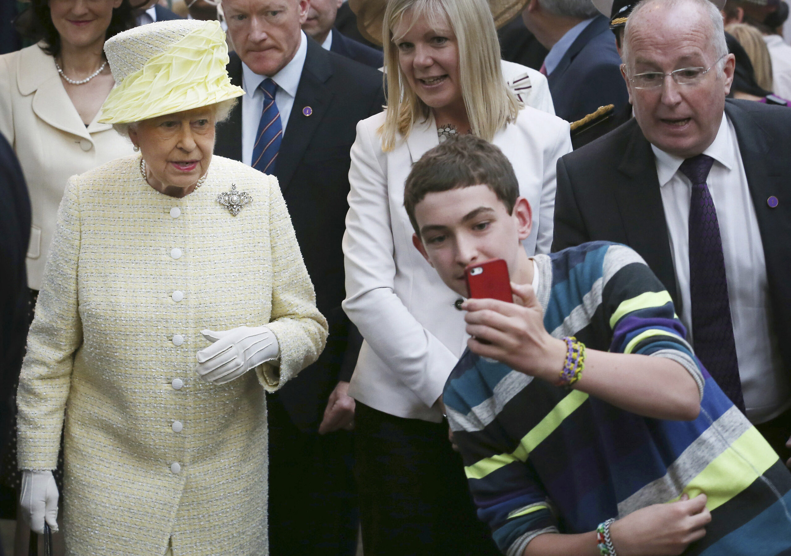 UK queen visits Belfast set of ‘Game of Thrones’