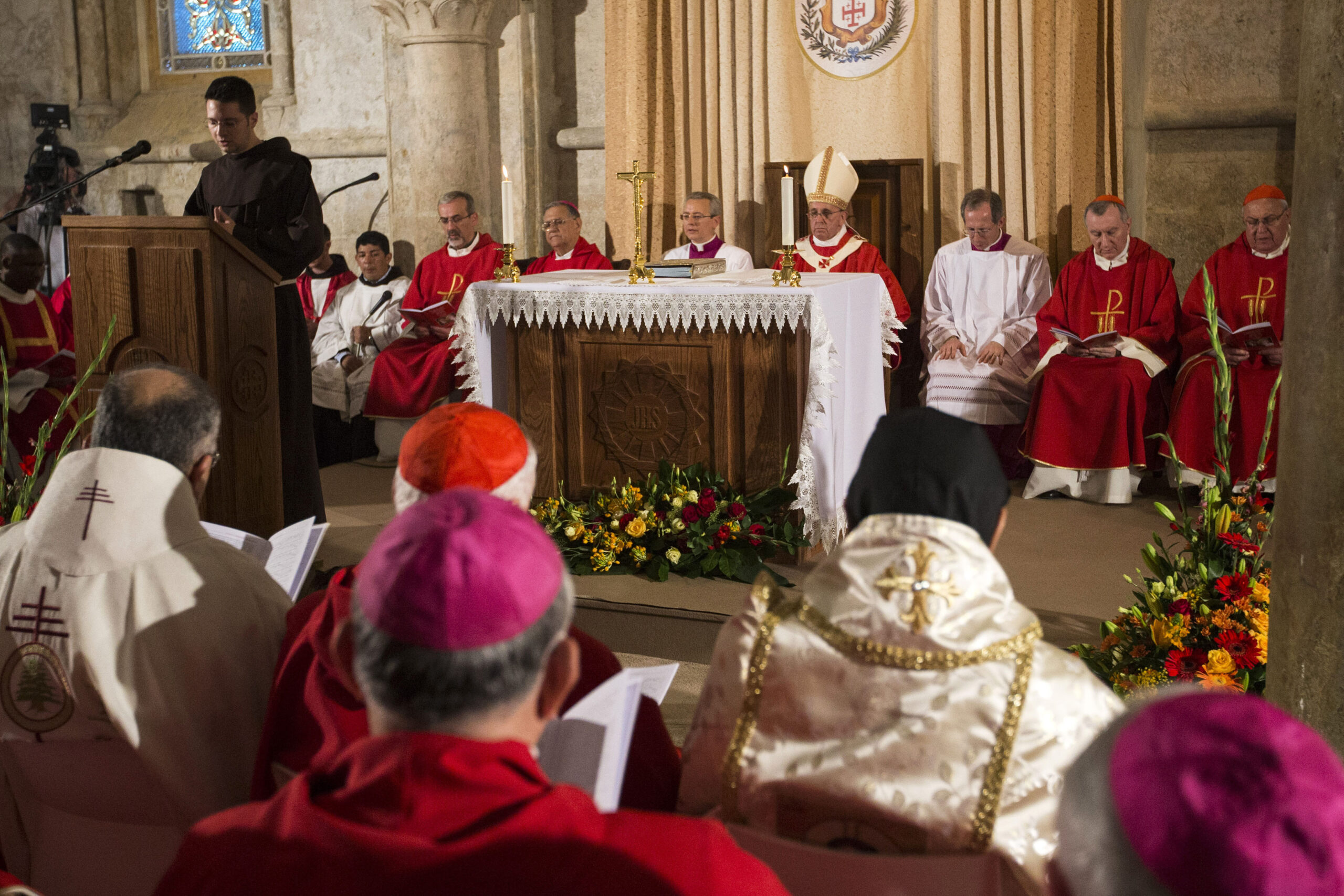 Pope ends delicate Mideast trip with peace call