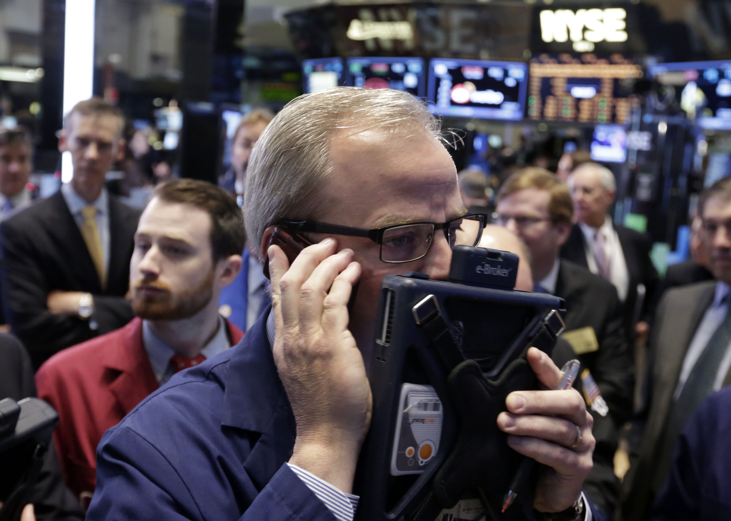 Stocks fall in early afternoon on mixed earnings