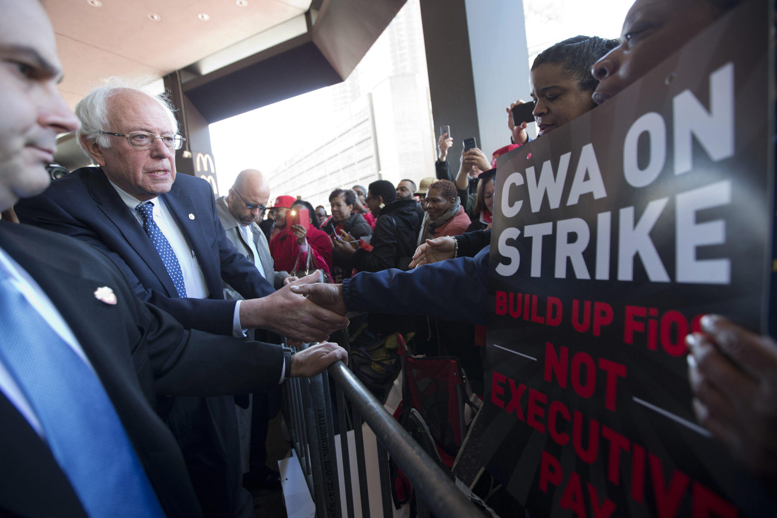 War: Bernie rips Verizon CEO’s $18M pay, job outsourcing