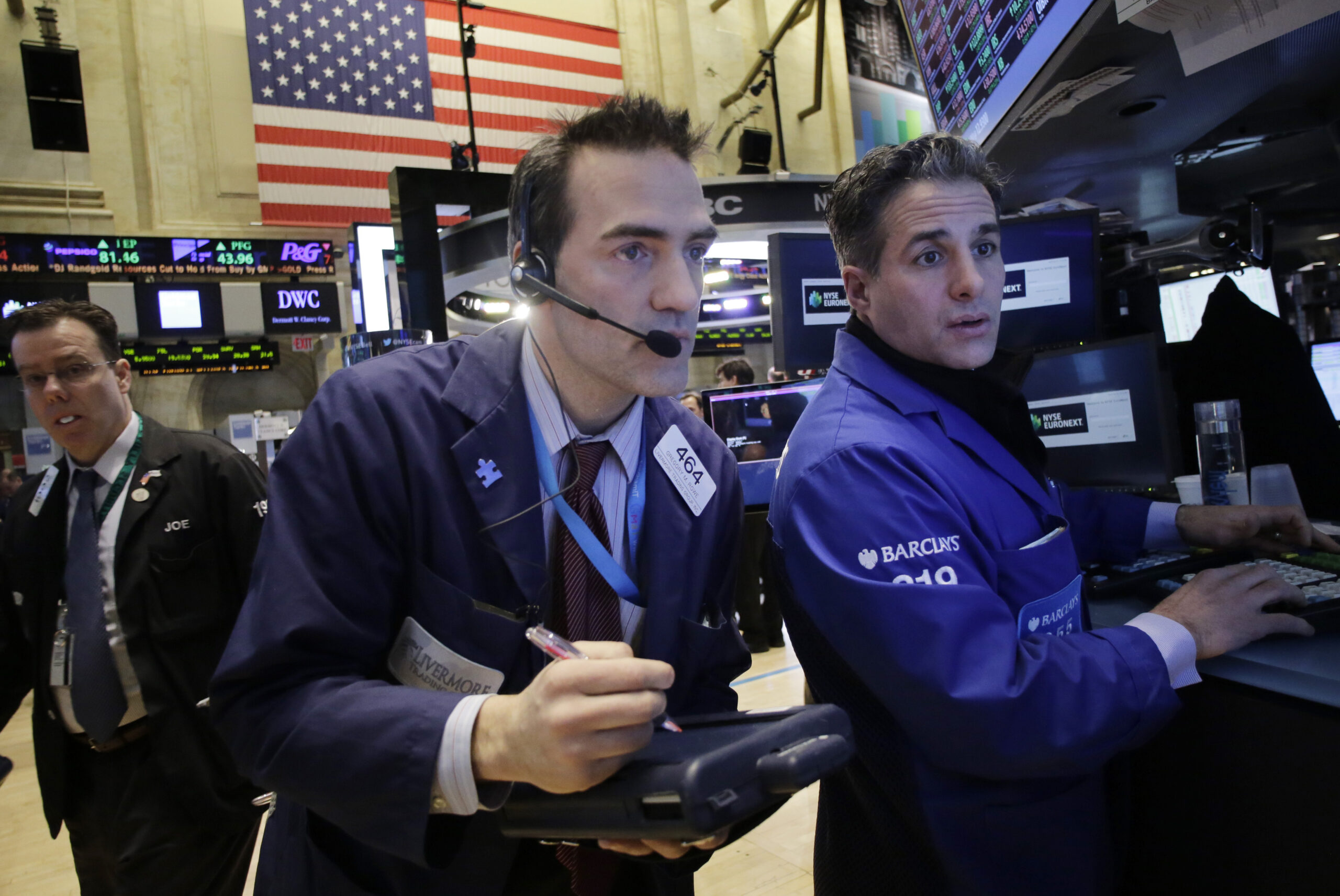 US stocks edge mostly higher, extending a rally