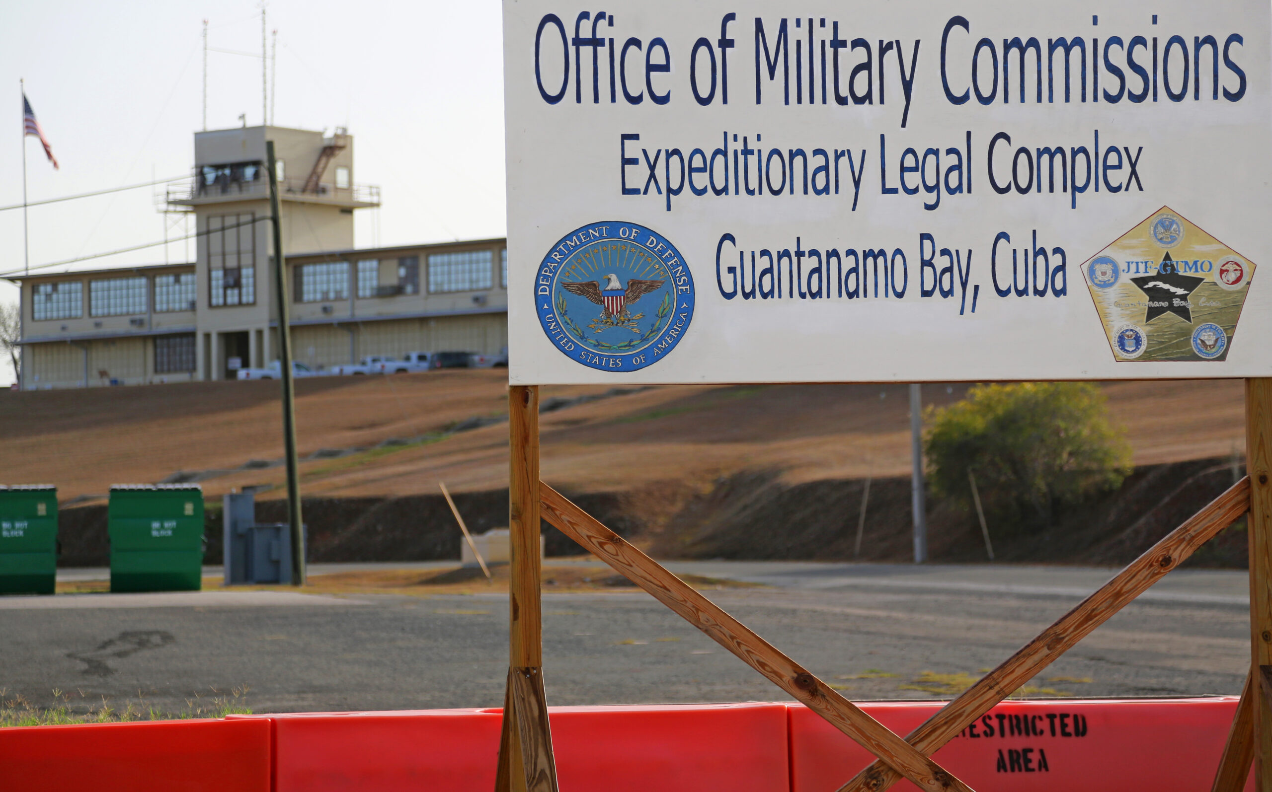 Pentagon says Gitmo site visits are legal