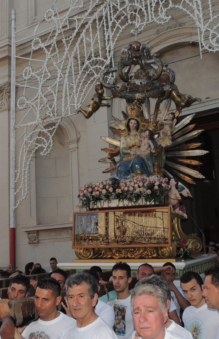 Church parade past Mafia home a challenge to pope