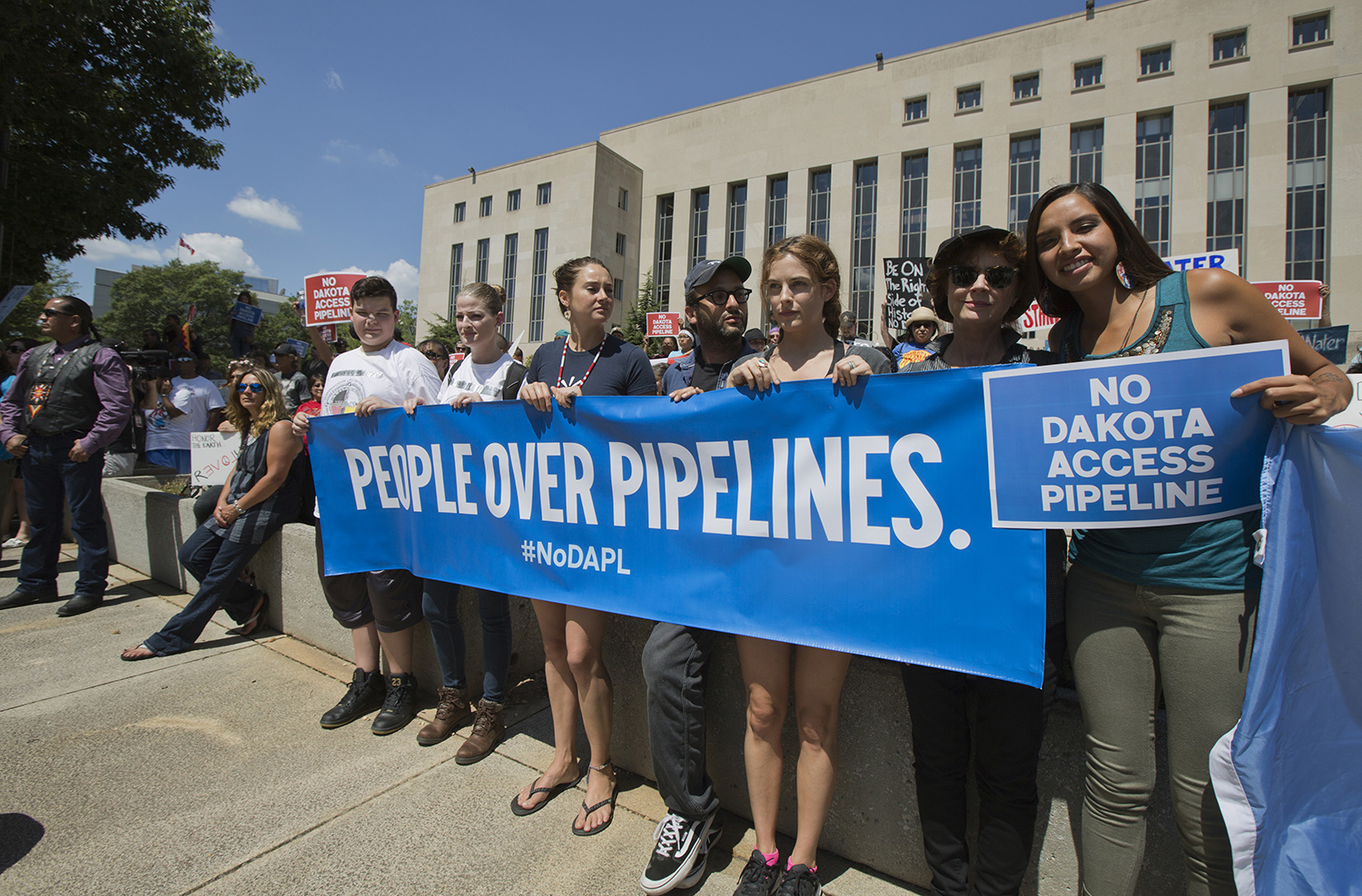 Clinton won’t side with Dakota pipeline protesters