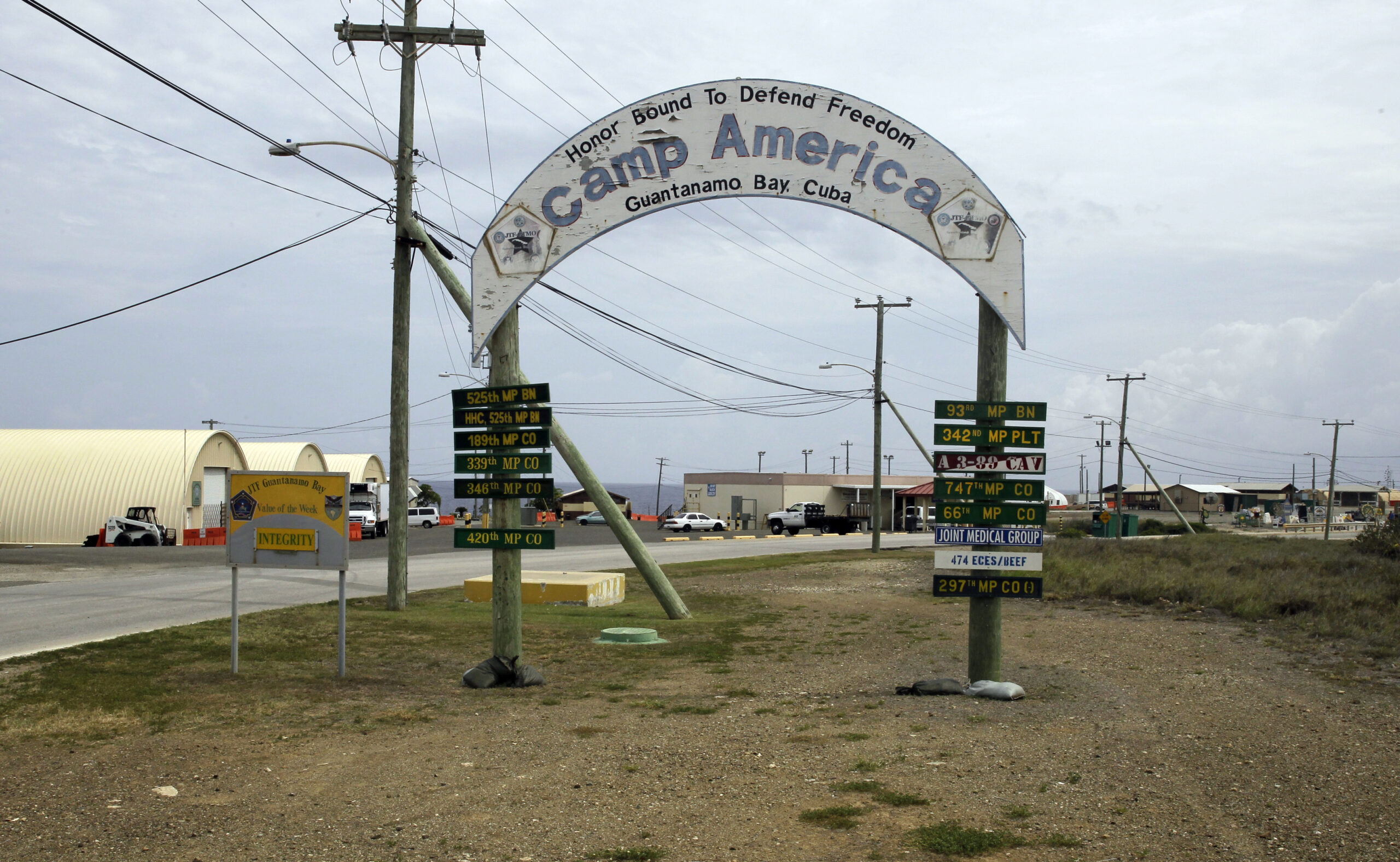 Ash Carter softens tone on closing Gitmo