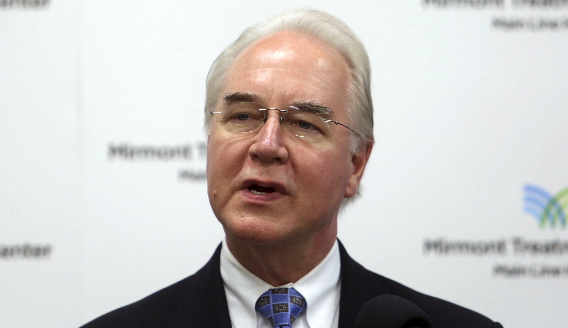 White House demands temporary halt on private flights at HHS