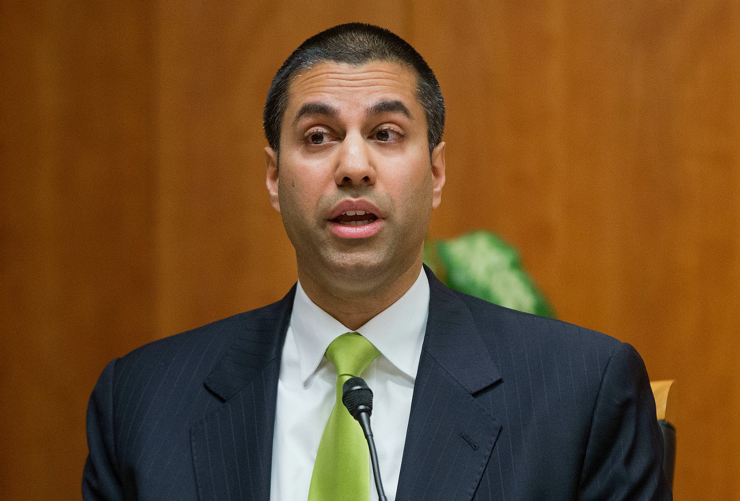 FCC commissioner calls for pause on Internet transfer