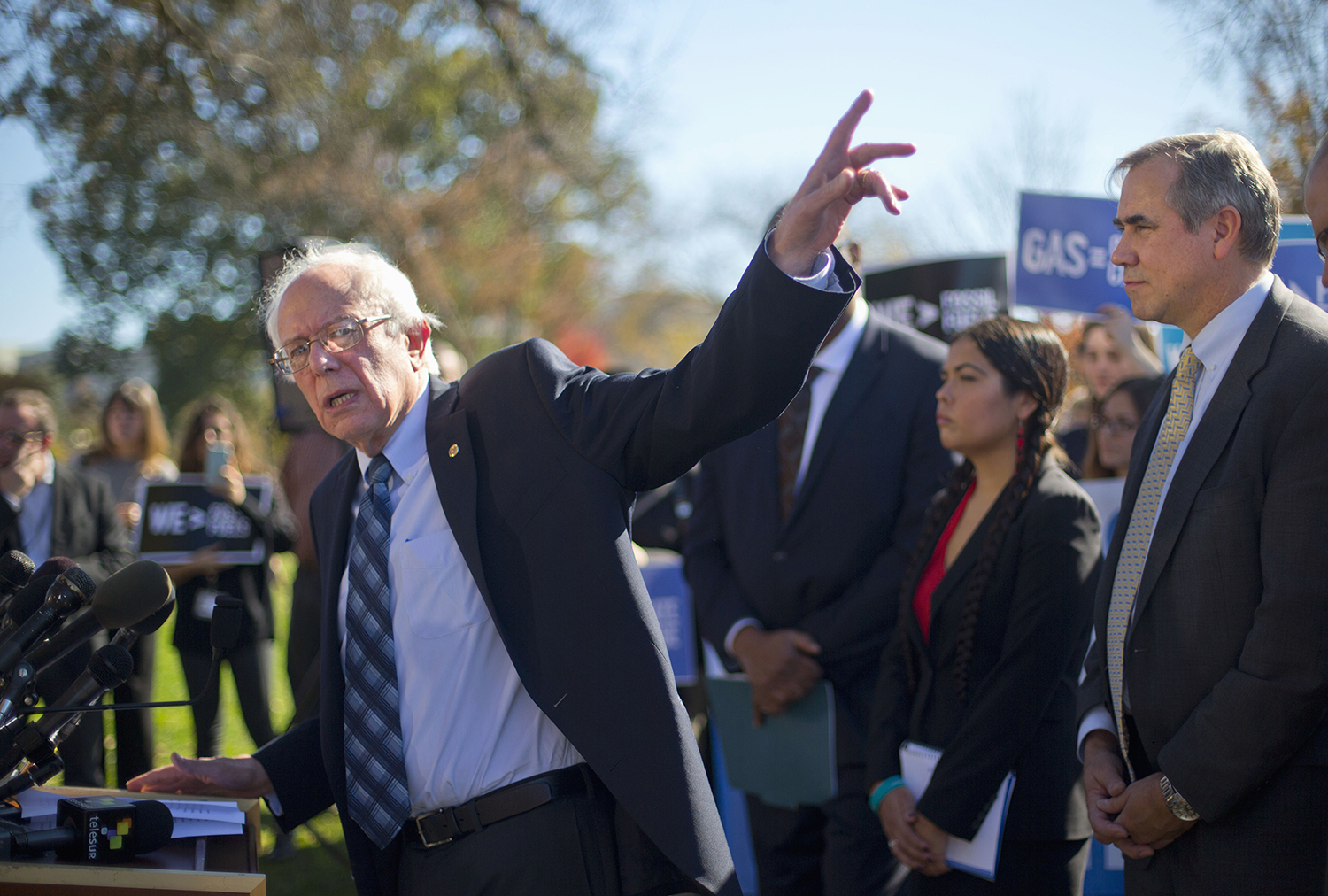 Bernie Sanders rallies anti-Trump protesters with climate bill
