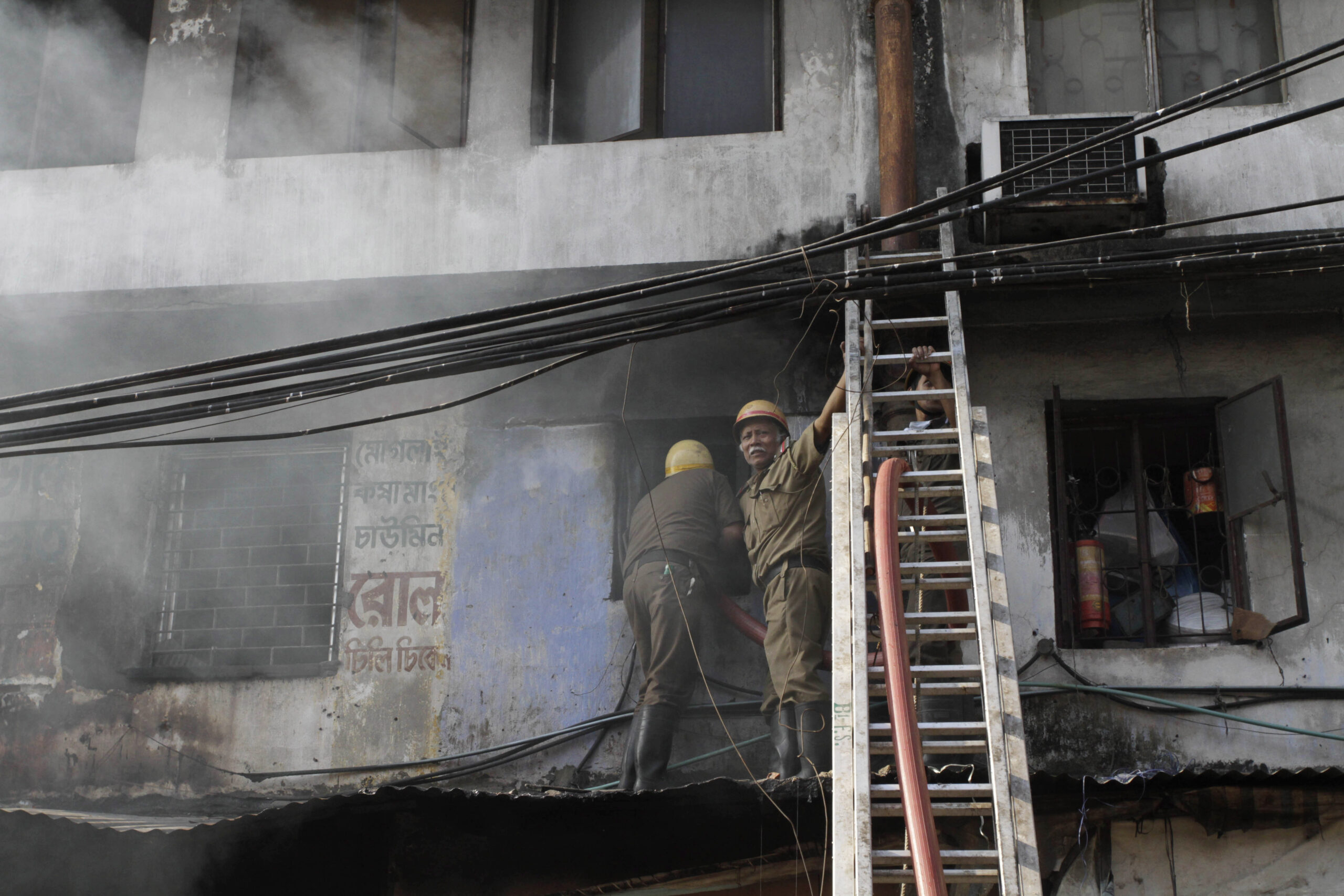 Fire at illegal market In India kills at least 19