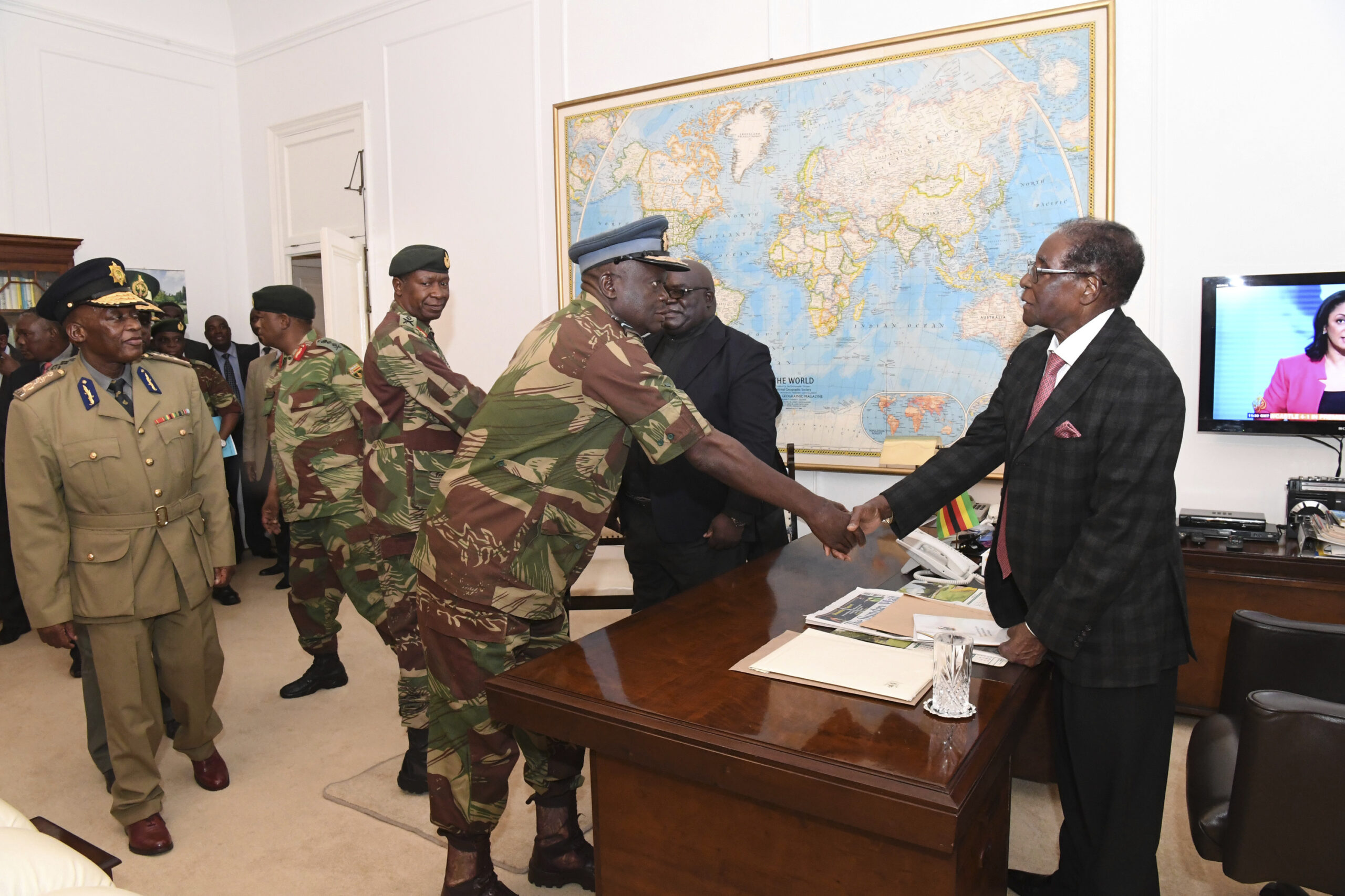 Zimbabwe president defies mounting pressure to leave office
