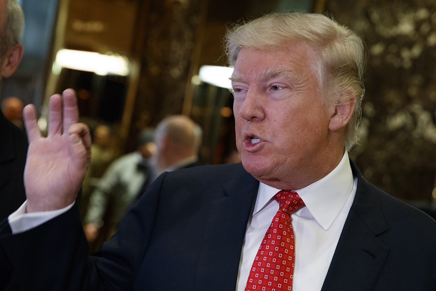 Report: Trump associates might have worked with Russia to damage Clinton