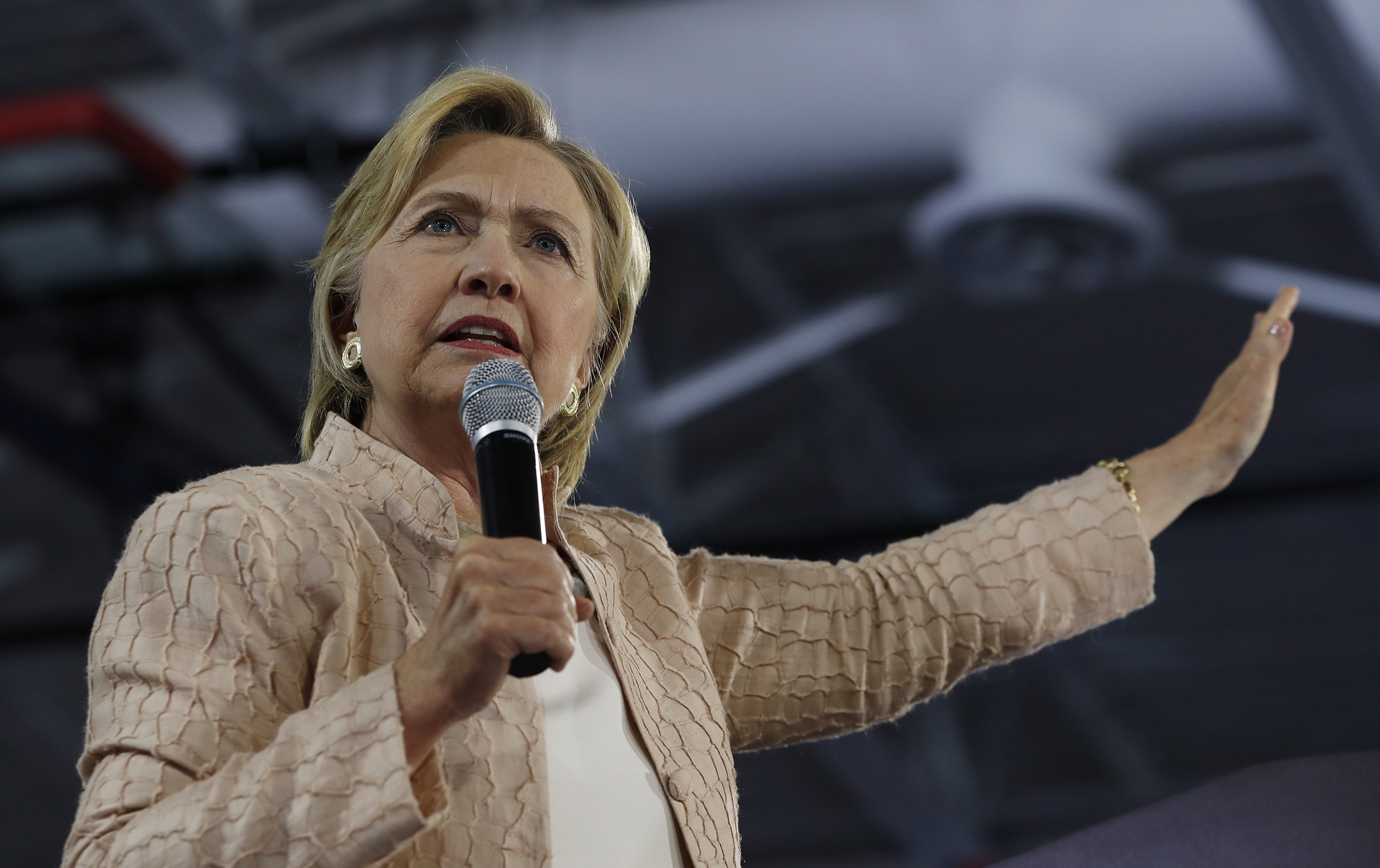 Clinton compares Trump’s proposed Muslim ban to ISIS’ religious test