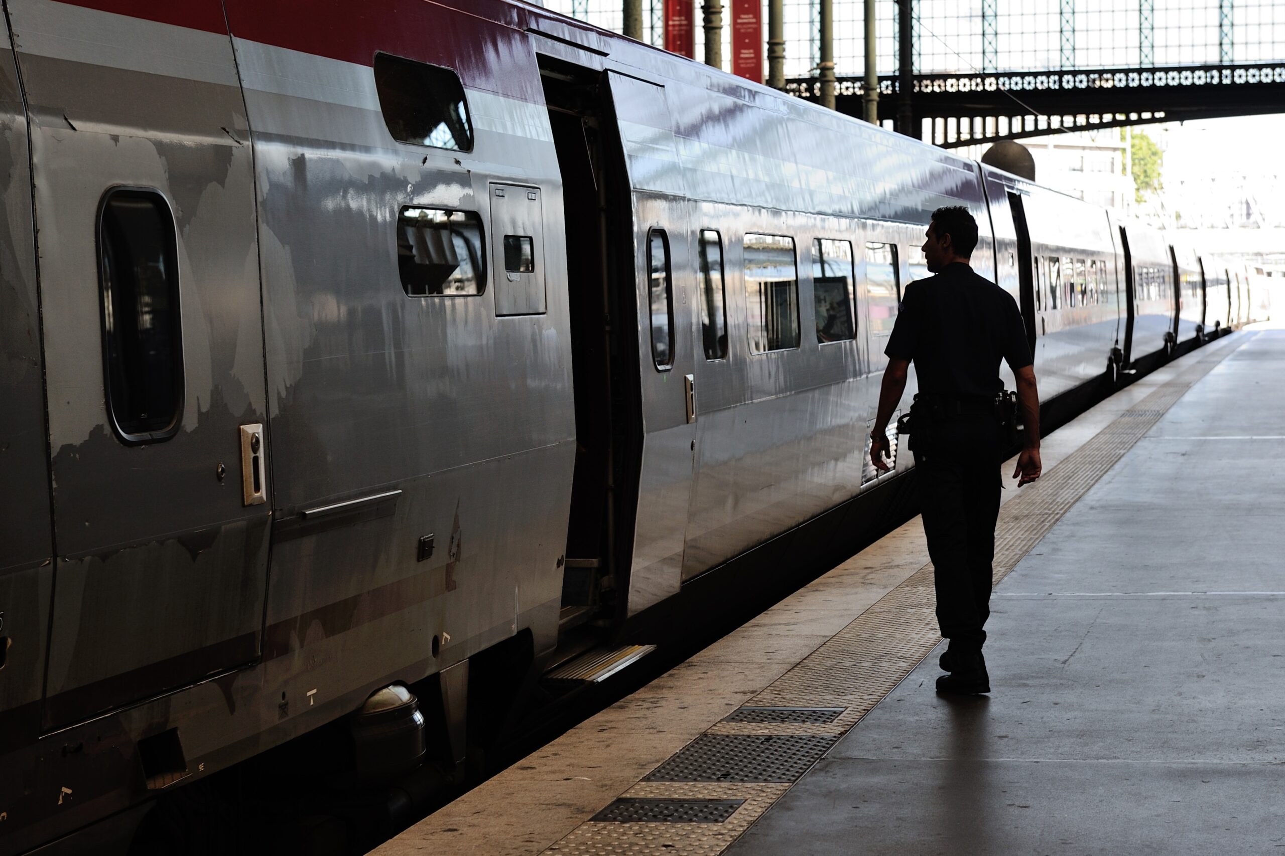 2 members of U.S. military stop Islamist gunman aboard high-speed train