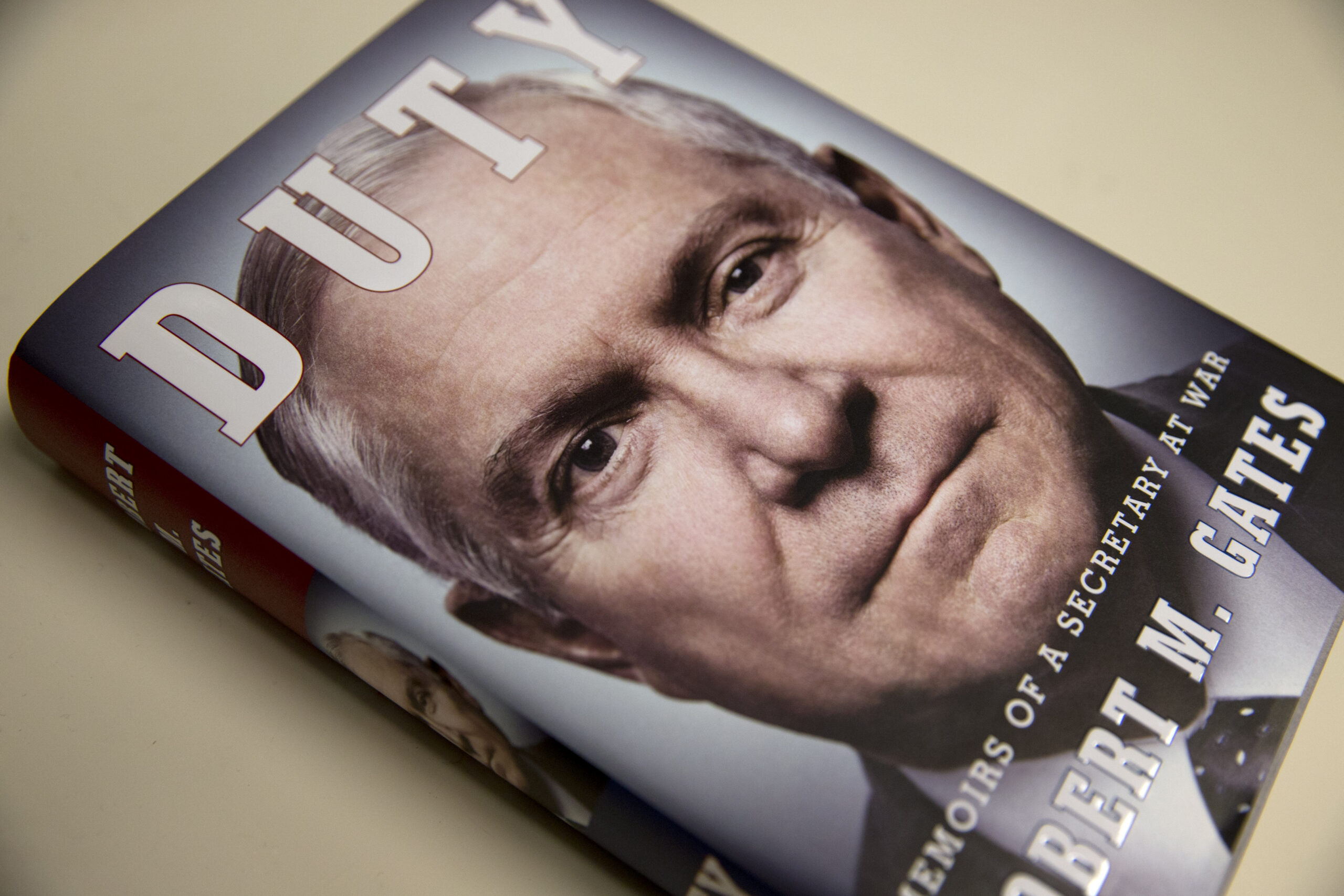 Bob Gates may not like politics — but he can handle politicians