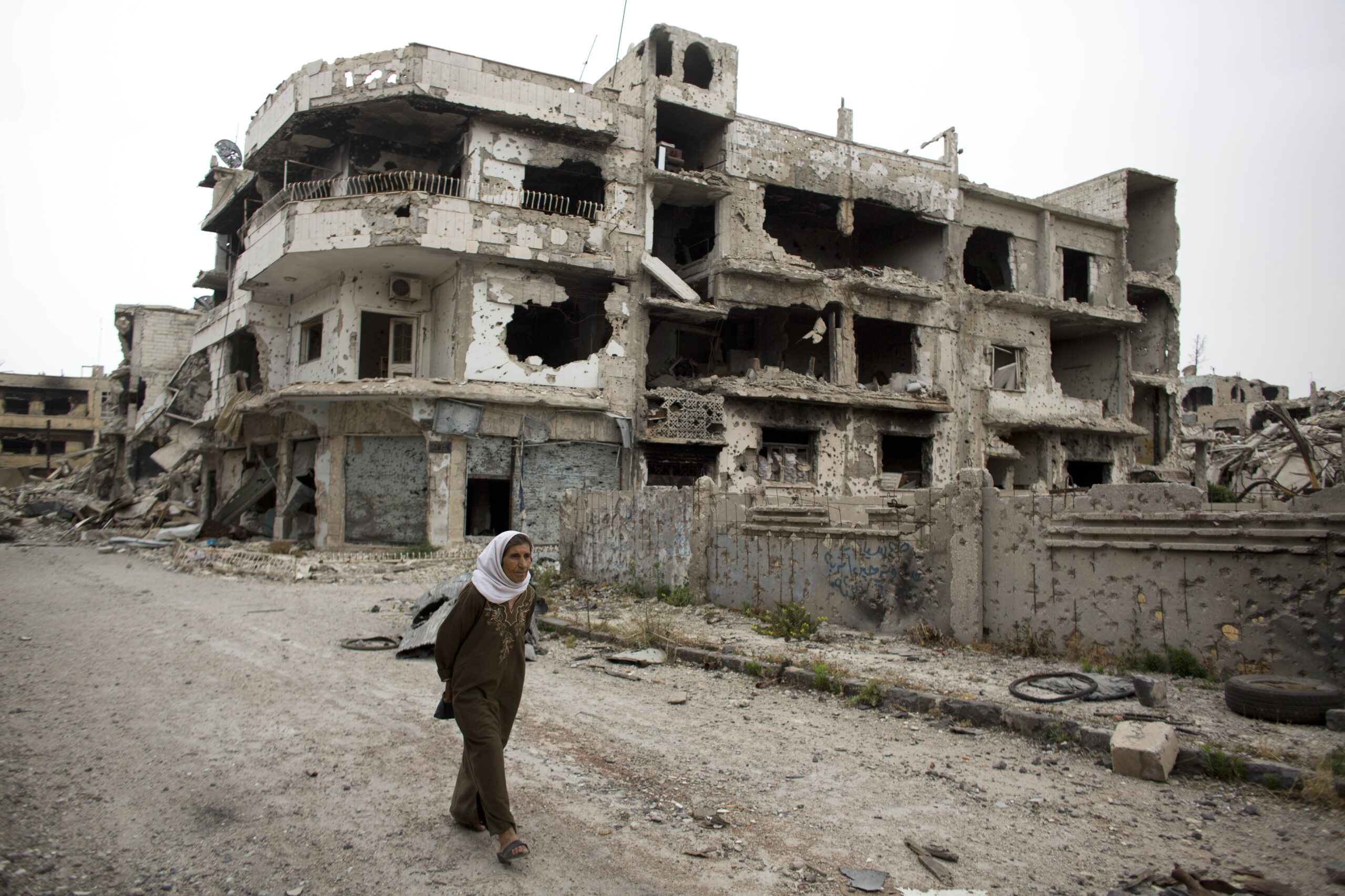 Syrians return to city shattered by war