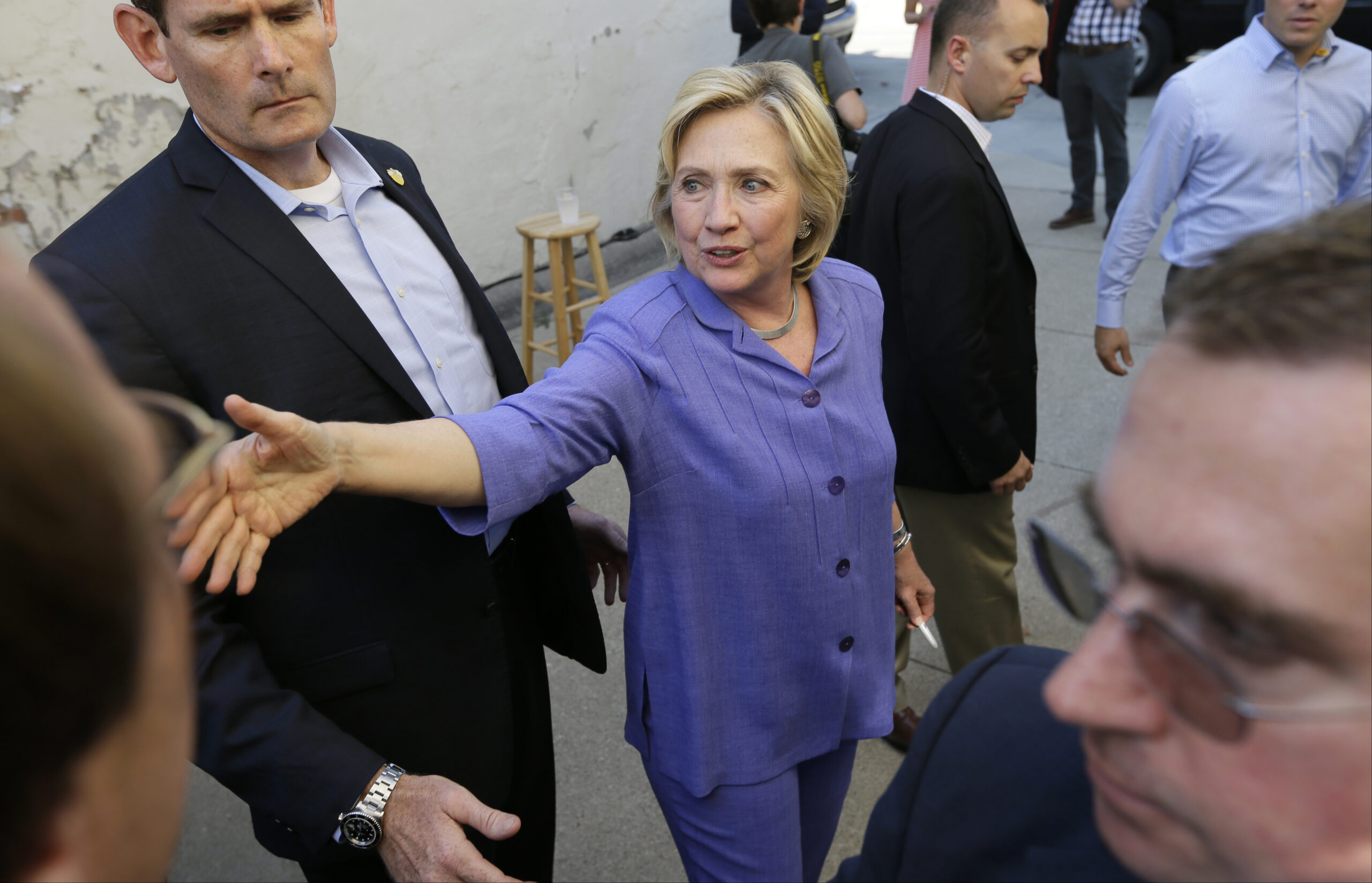 Iowa paper says Clinton ‘struggles to connect’ with people