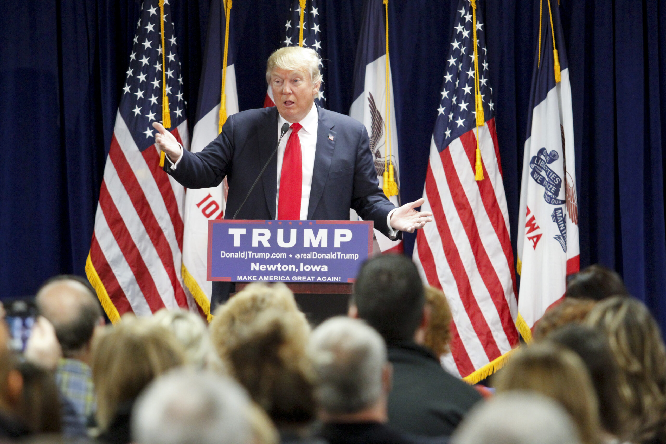 Trump reopens double-digit lead over Carson